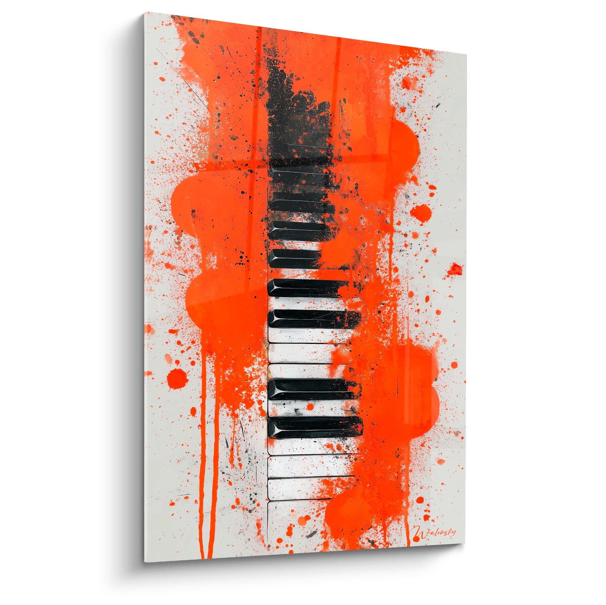 Clavier de piano noir et blanc surgissant d'éclaboussures orange vif sur fond blanc cassé texturé