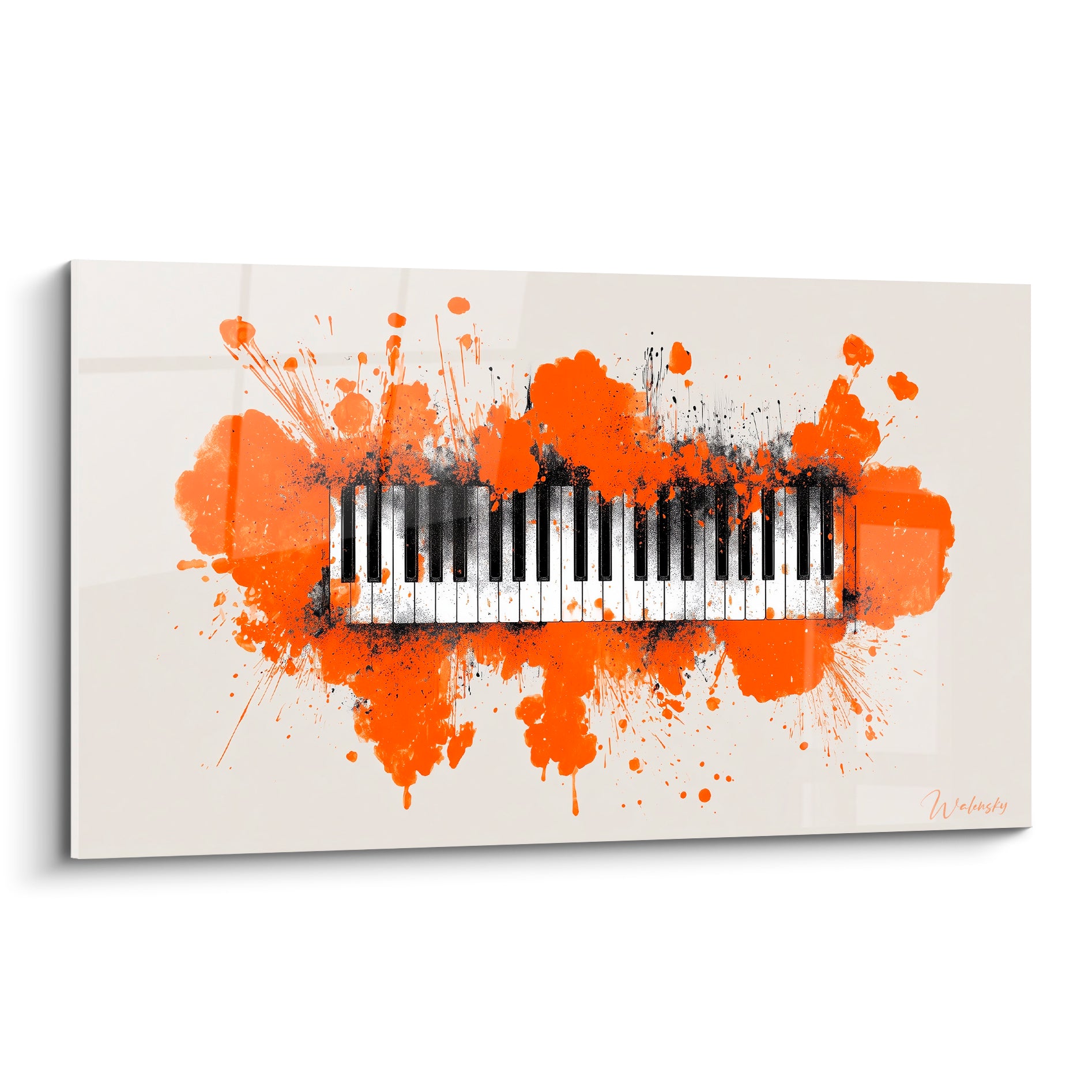 Clavier de piano musical éclaboussé d'orange vif et de noir sur fond ivoire épuré