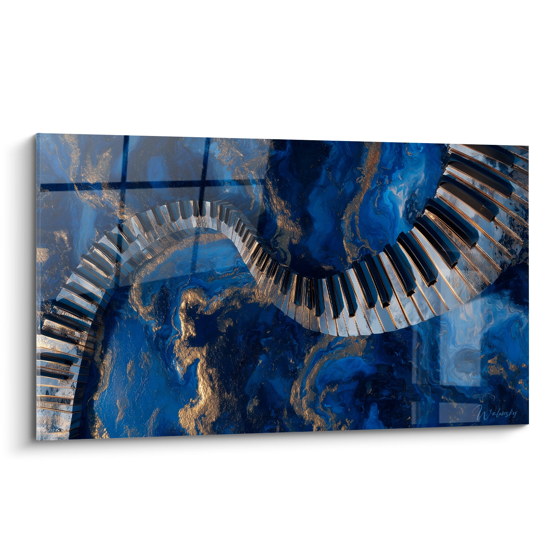 Clavier de piano ondulant en noir et blanc sur fond marbré bleu marine et doré