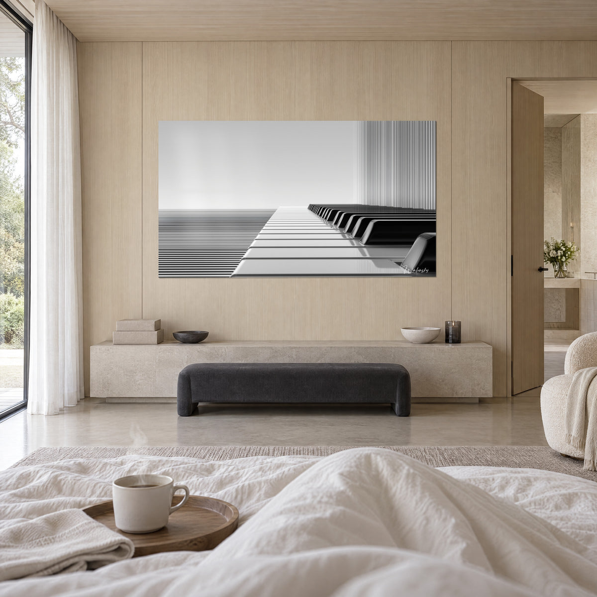 Schilderij zwart-wit piano, ivoren toetsen die wegvloeien naar een lichtgrijze gestreepte achtergrond, boven een bed in een lichte slaapkamer