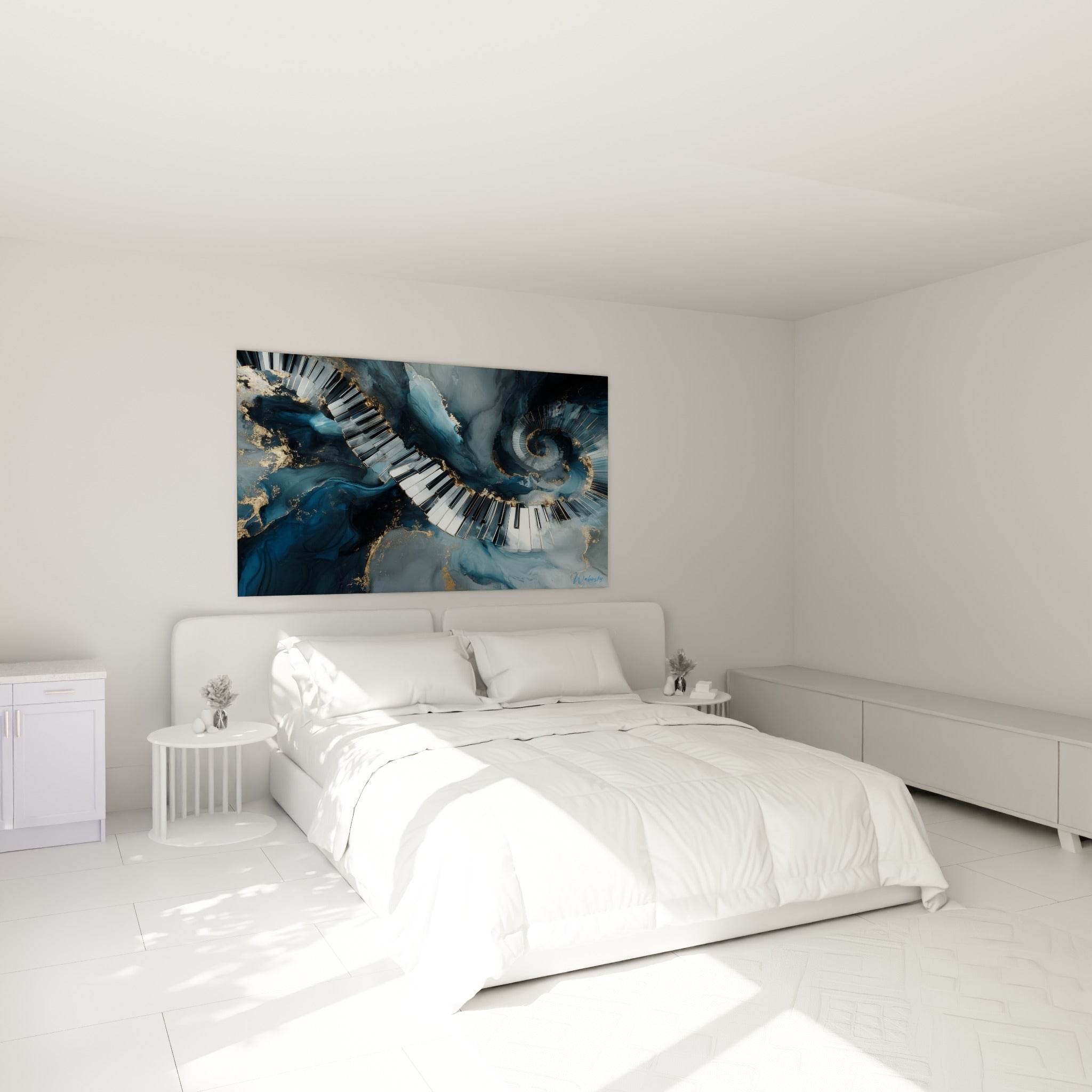 Spirale de touches noires et blanches sur fond bleu marine et doré, accrochée au-dessus d'un lit dans une chambre claire