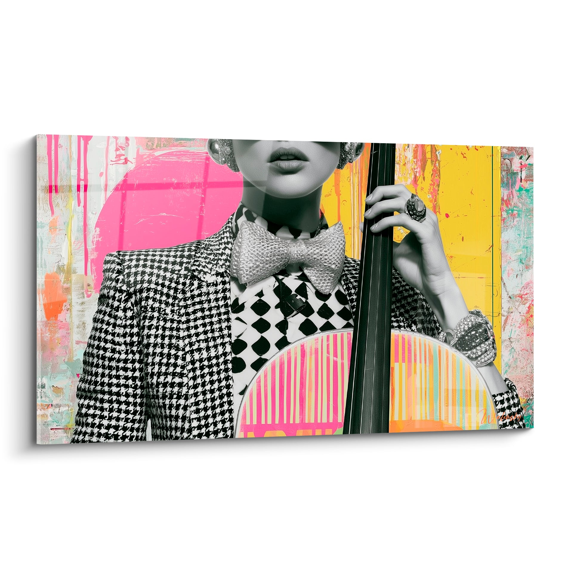 Musicienne en pied-de-poule tenant une contrebasse, fond rose fuchsia et jaune éclatant