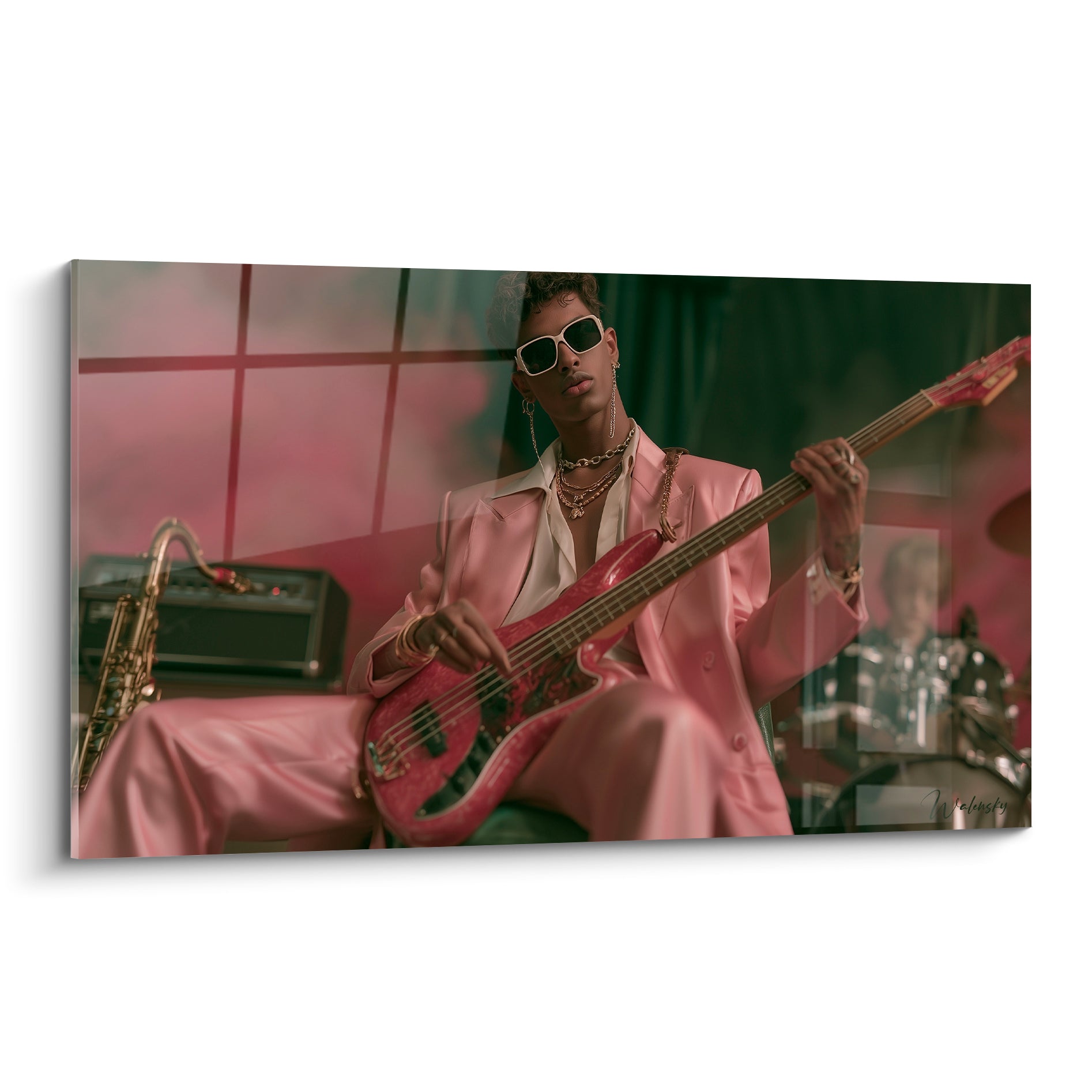 Musicien en costume rose tenant une guitare bordeaux, lunettes sombres, ambiance verte feutrée en fond