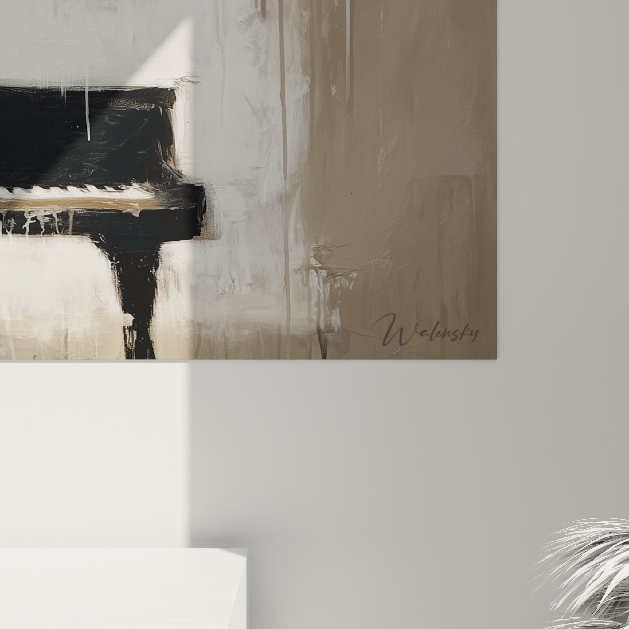 Empâtements et coulures beige ivoire autour de la silhouette anthracite, grain de peinture visible sur la toile