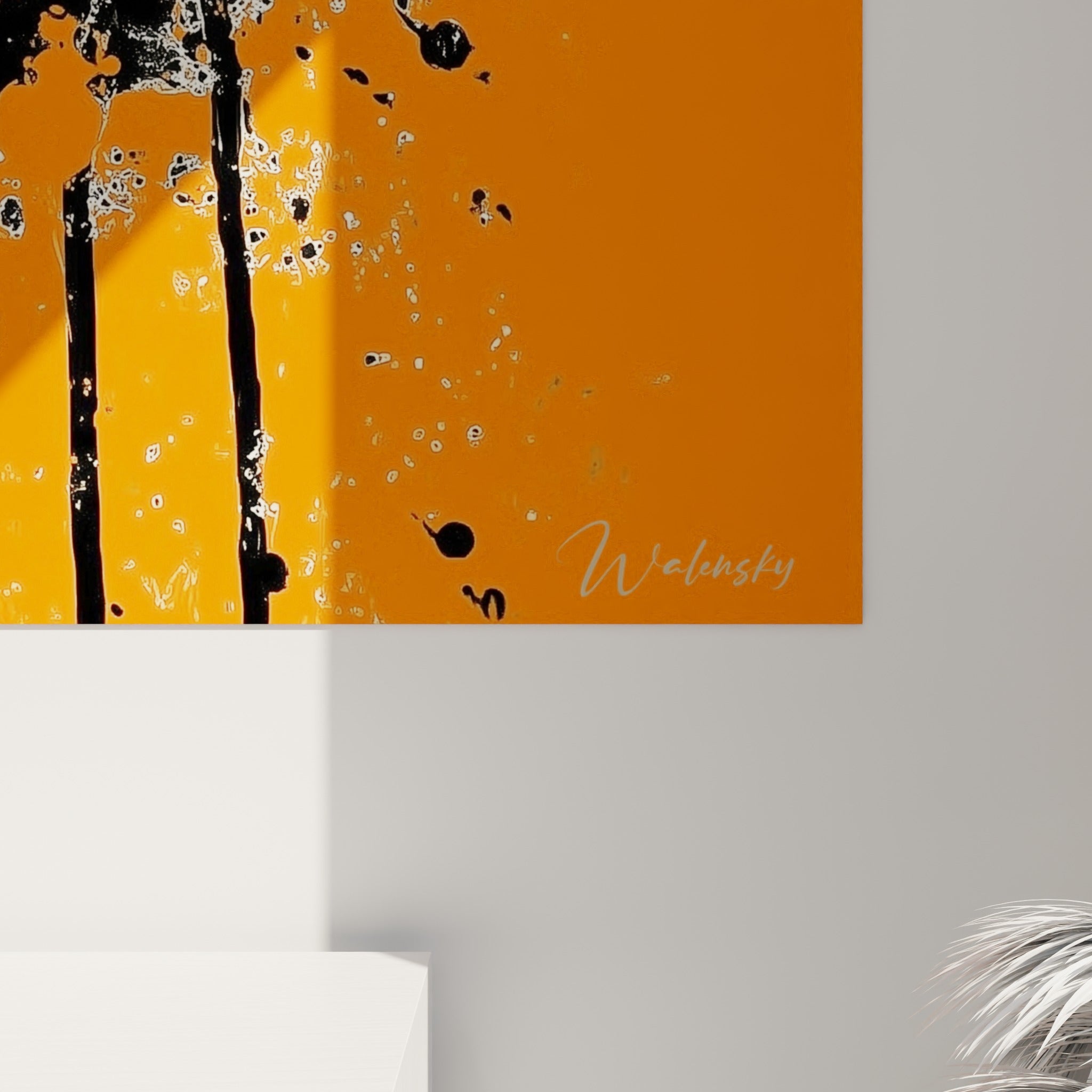 Gouttes de peinture noire coulant sur les touches blanches, grain texturé et éclats orange saturés visibles de près