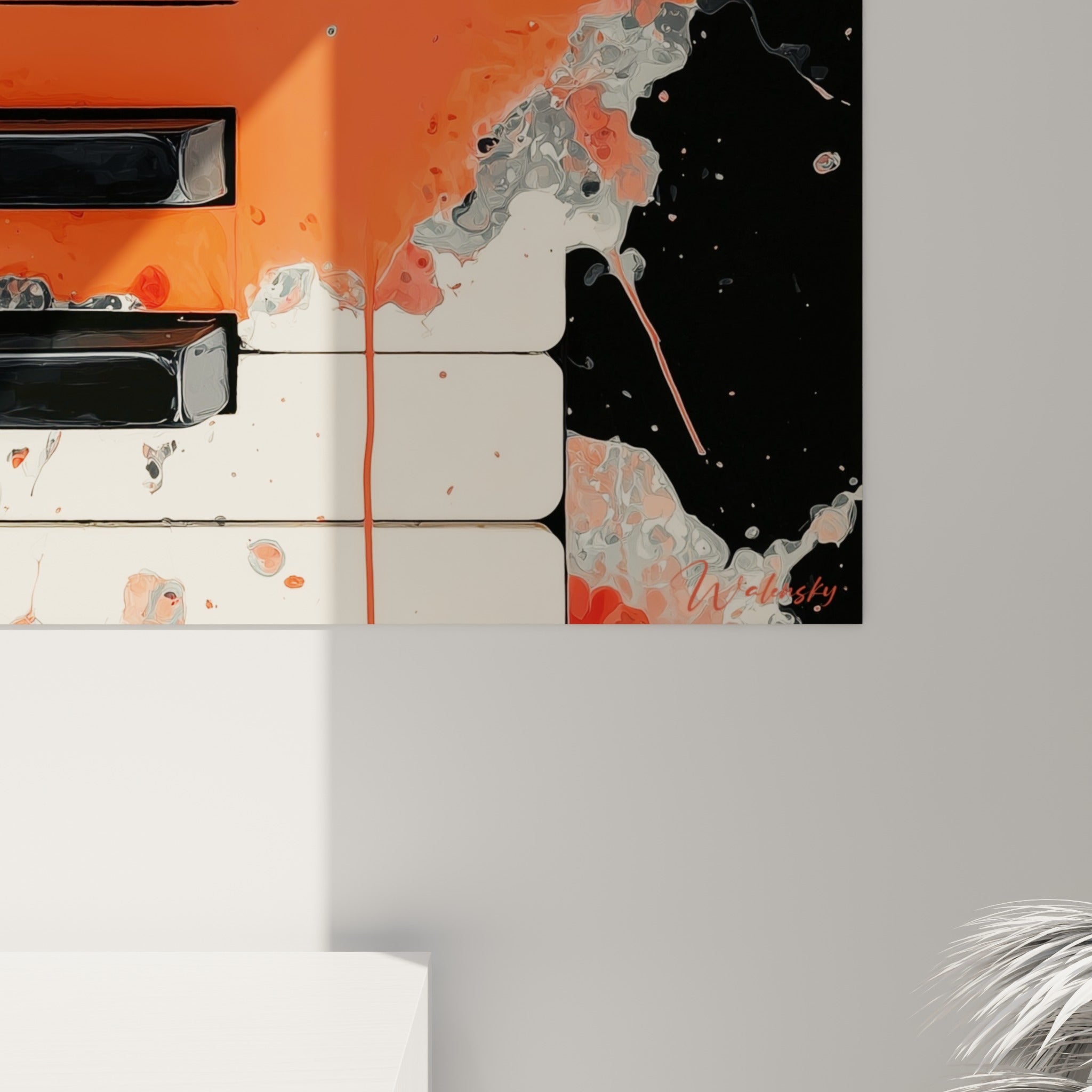 Empâtements orange vif et coulures grises se mêlant au noir laqué des touches, vus en angle rapproché