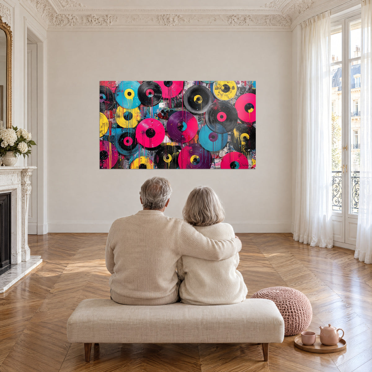 Schilderij als mozaïek van zwarte, roze en gele druipende platen, oud stel van achteren op een bank in een grote Parijse salon