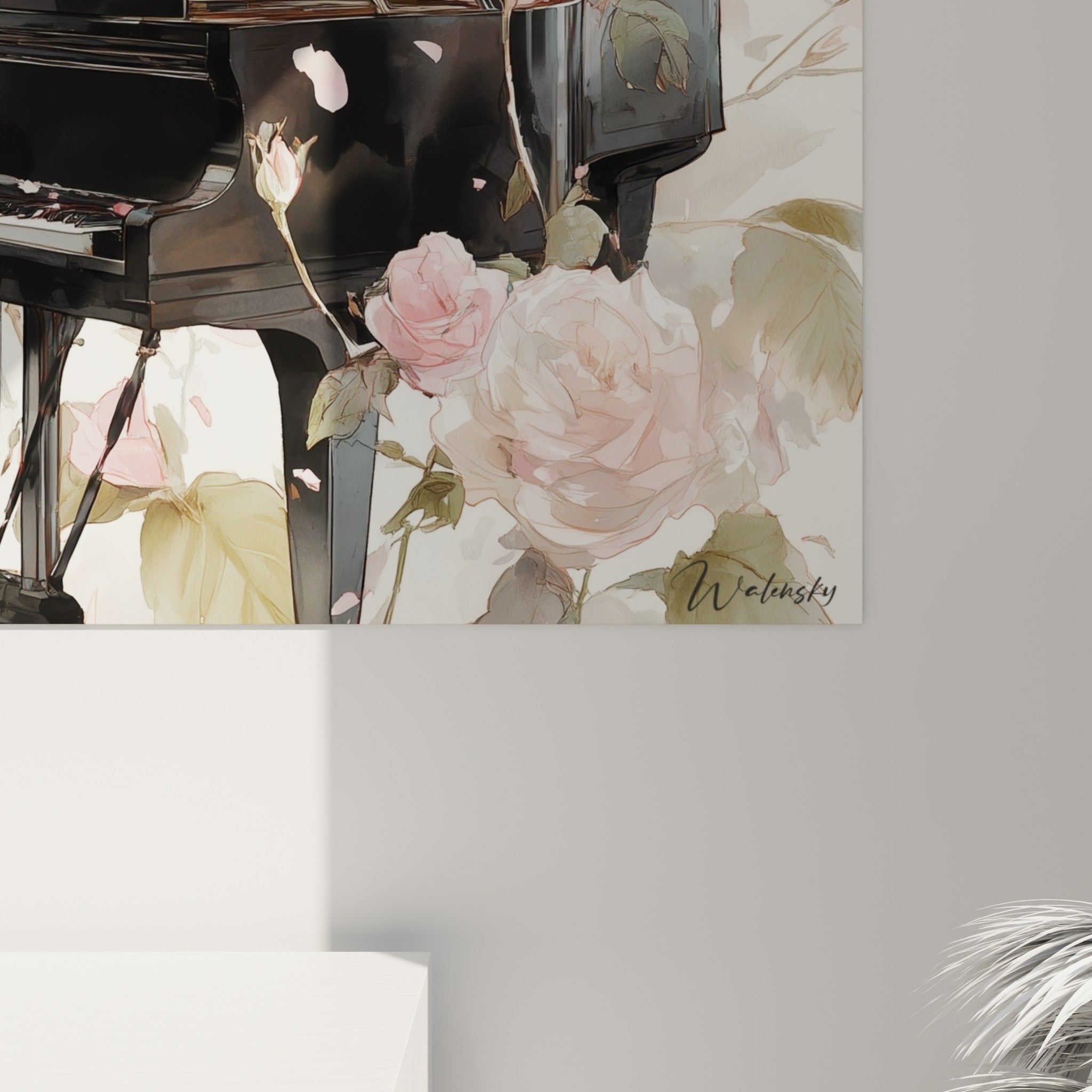 Détail des reflets bruns du piano laqué et du grain aquarelle des roses roses et pétales tombés