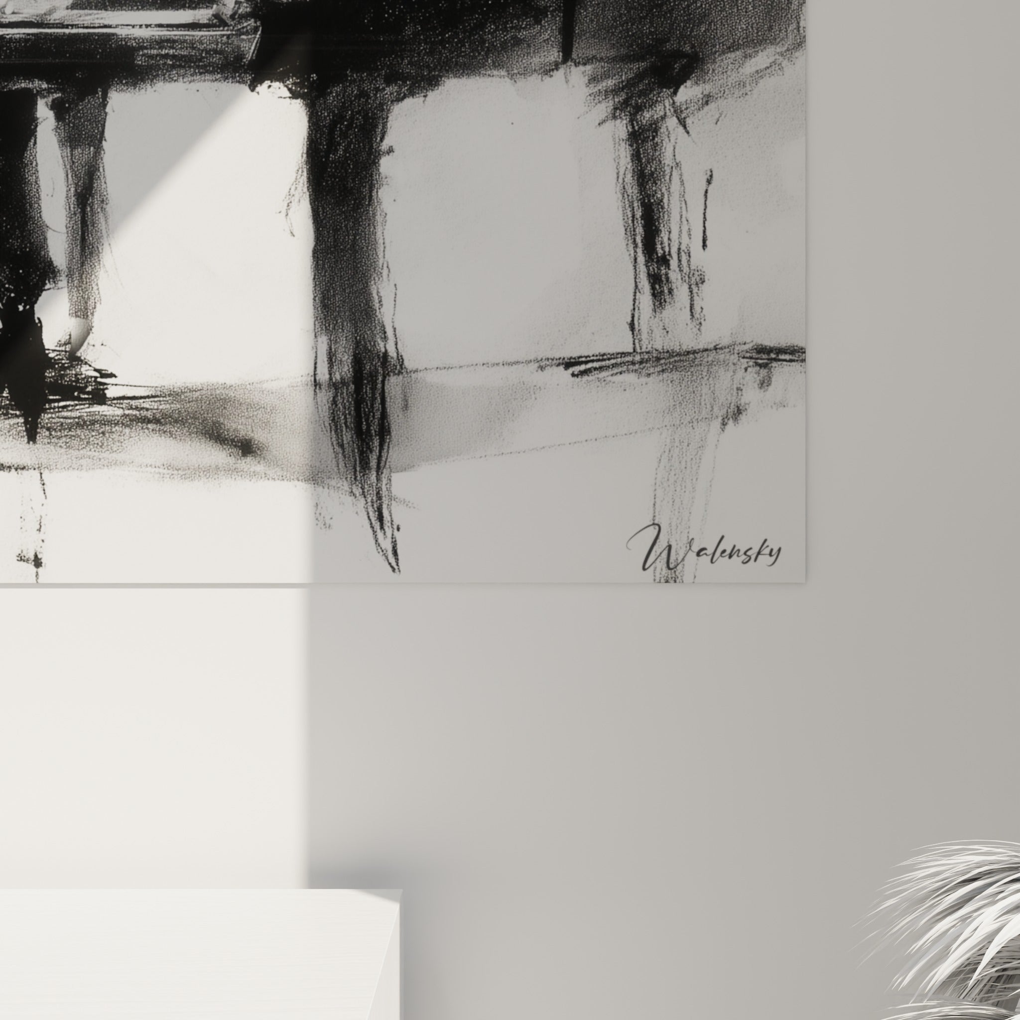 Empâtements de fusain noir et coulures grises sur le couvercle du piano, grain visible du papier blanc
