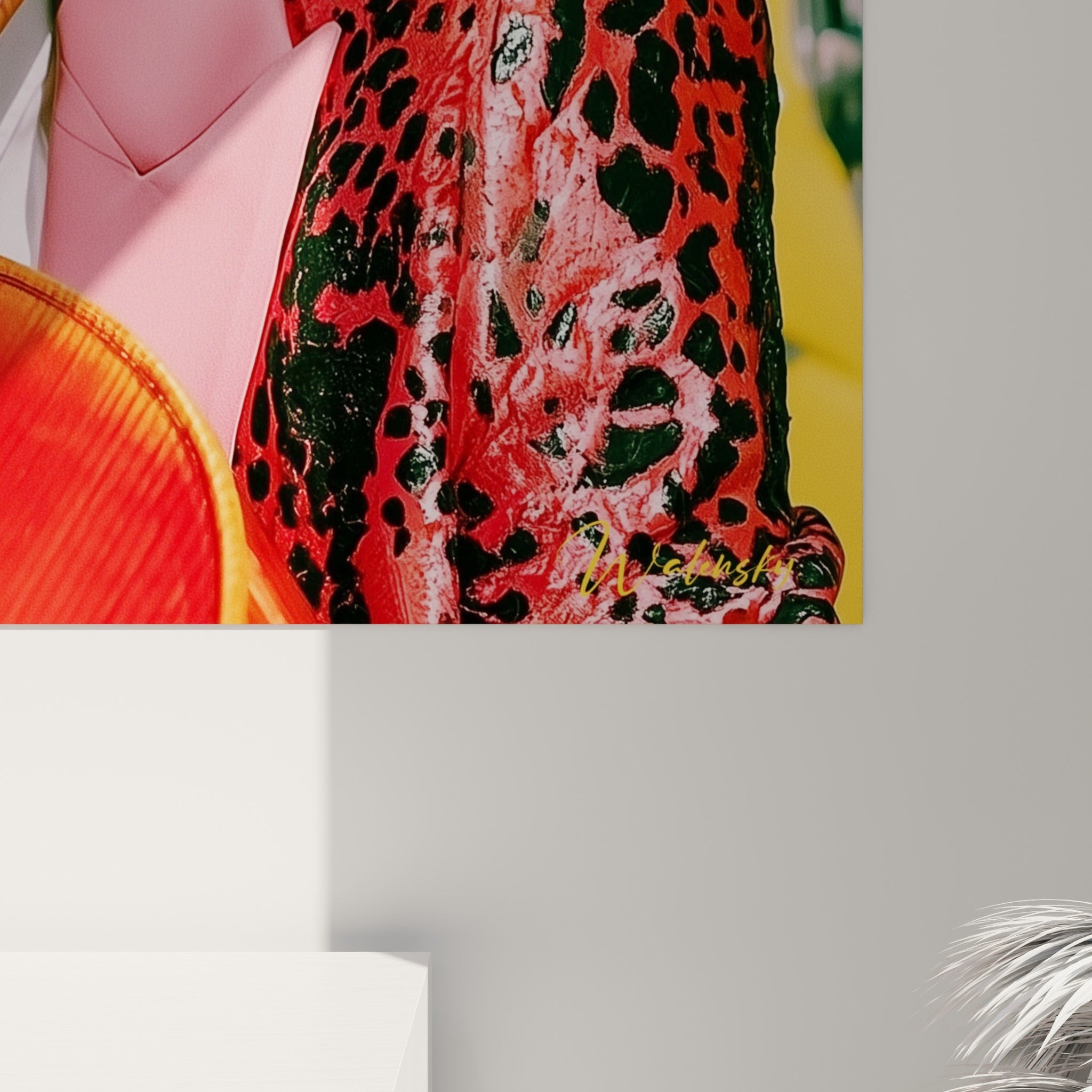 Détail du violoncelle orangé et de la veste léopard rouge, empâtements colorés et grain visible de l'impression