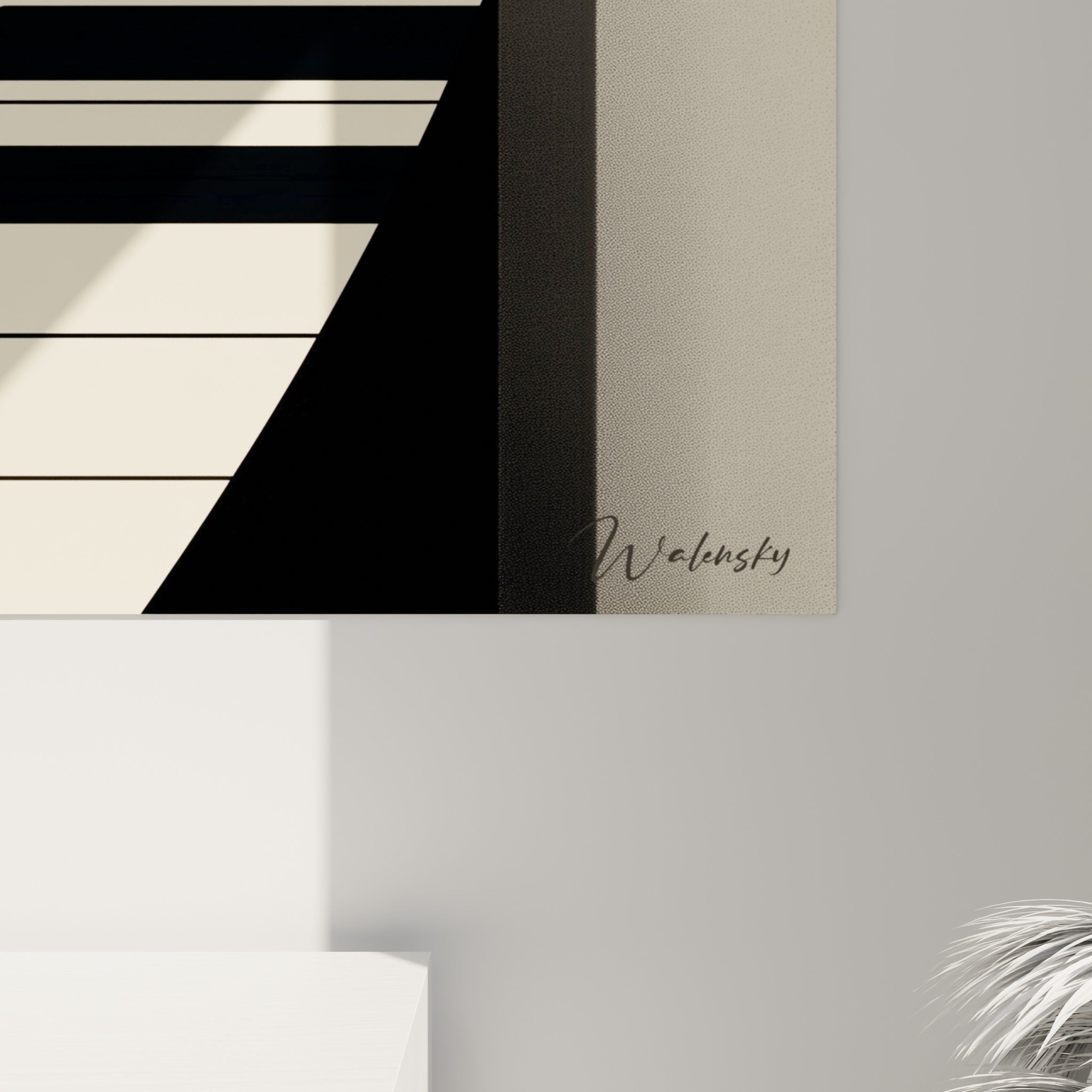 Détail des touches noires et ivoire du clavier ondulant, grain et finition brillante du tableau musique visibles de près