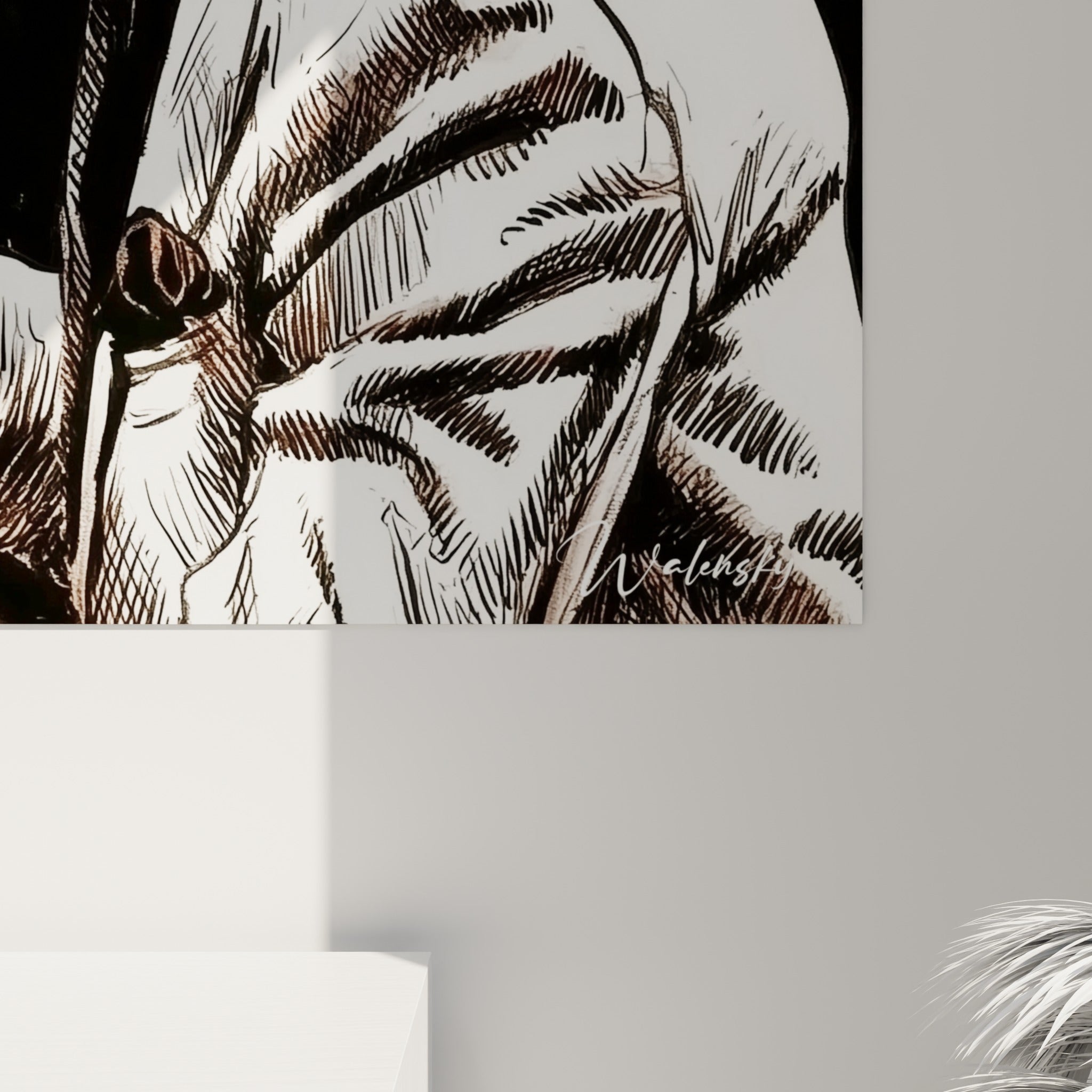 Détail du trait encré sur la veste blanche et les touches noires et ivoire du piano sous une lumière rasante