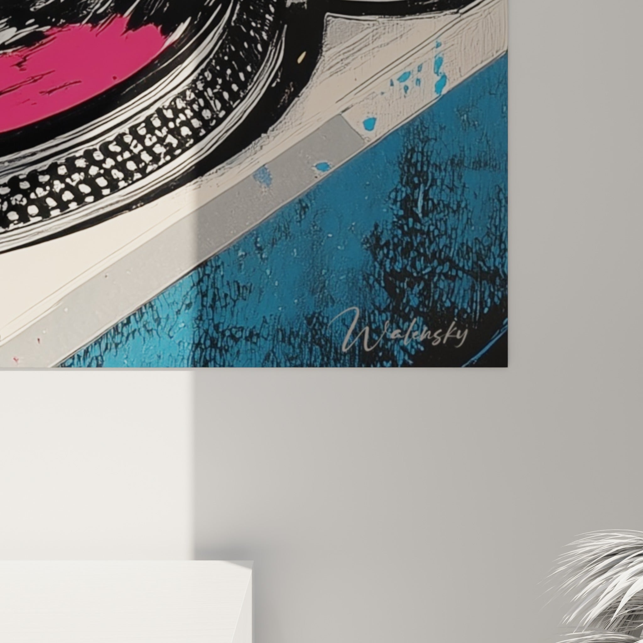 Détail du grain de la platine vinyle montrant les empâtements roses et jaunes sur noir profond