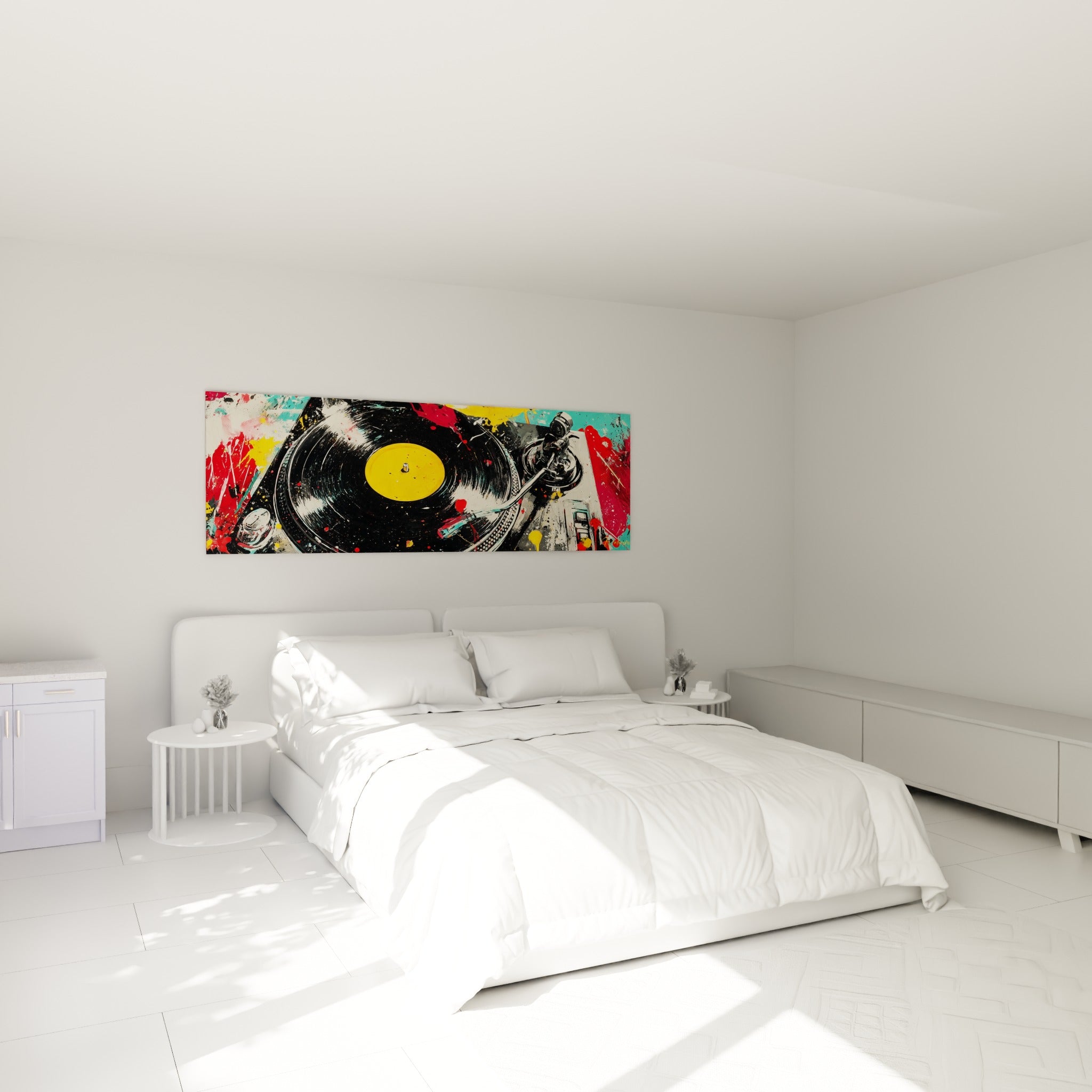 Disque vinyle turquoise et doré éclaboussé de peinture, accroché au-dessus d'un lit dans une chambre claire