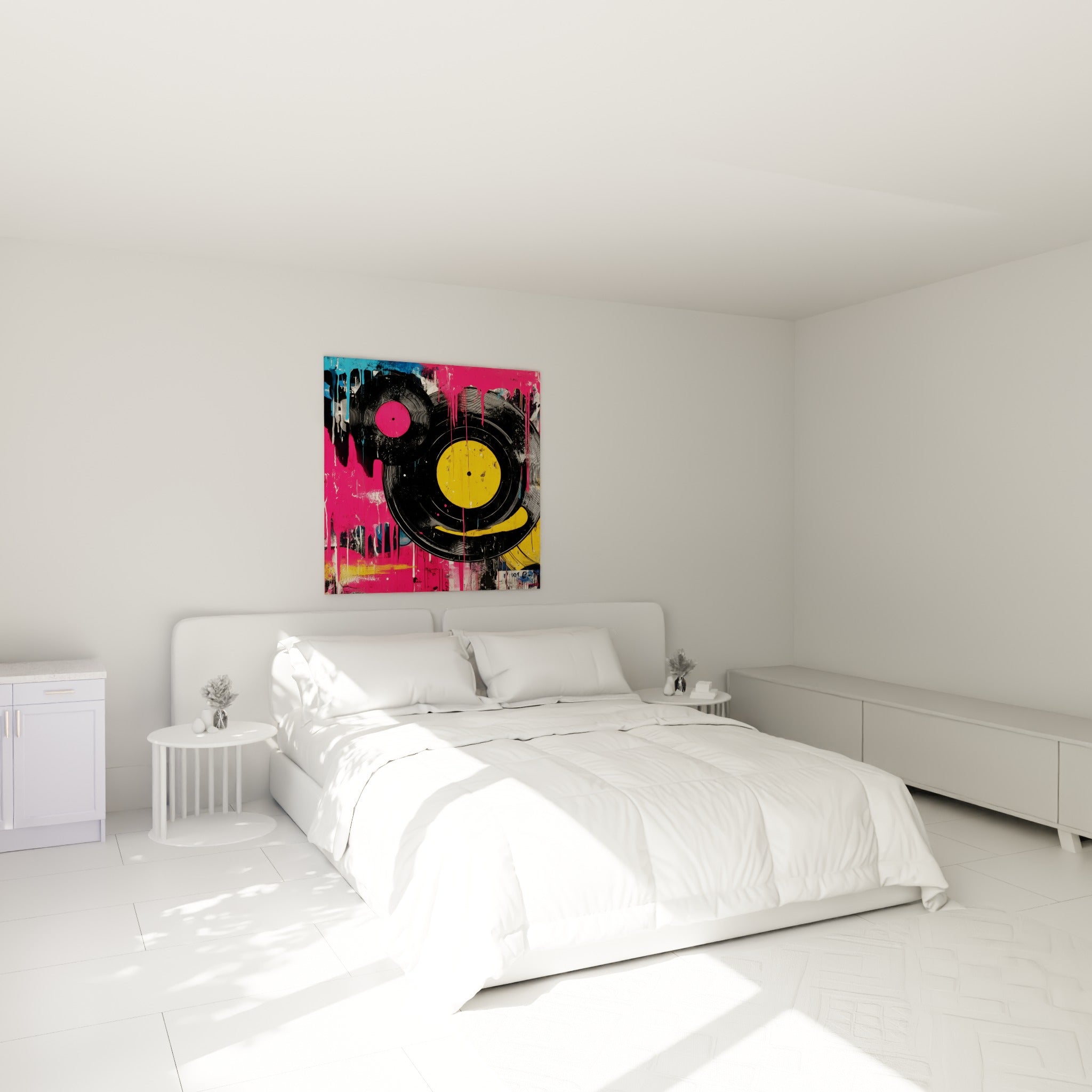 Vinyles noirs éclaboussés de rose et jaune moutarde accrochés au-dessus d'un lit dans une chambre claire