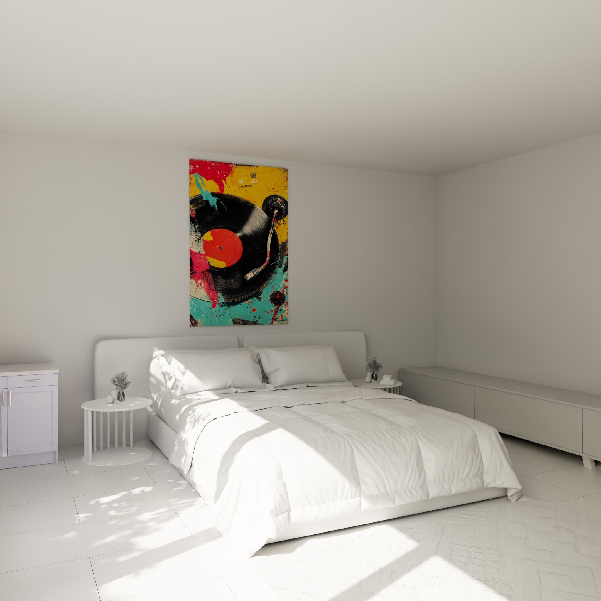 Platine vinyle jaune moutarde et rose vif accrochée au-dessus d'un lit dans une chambre claire