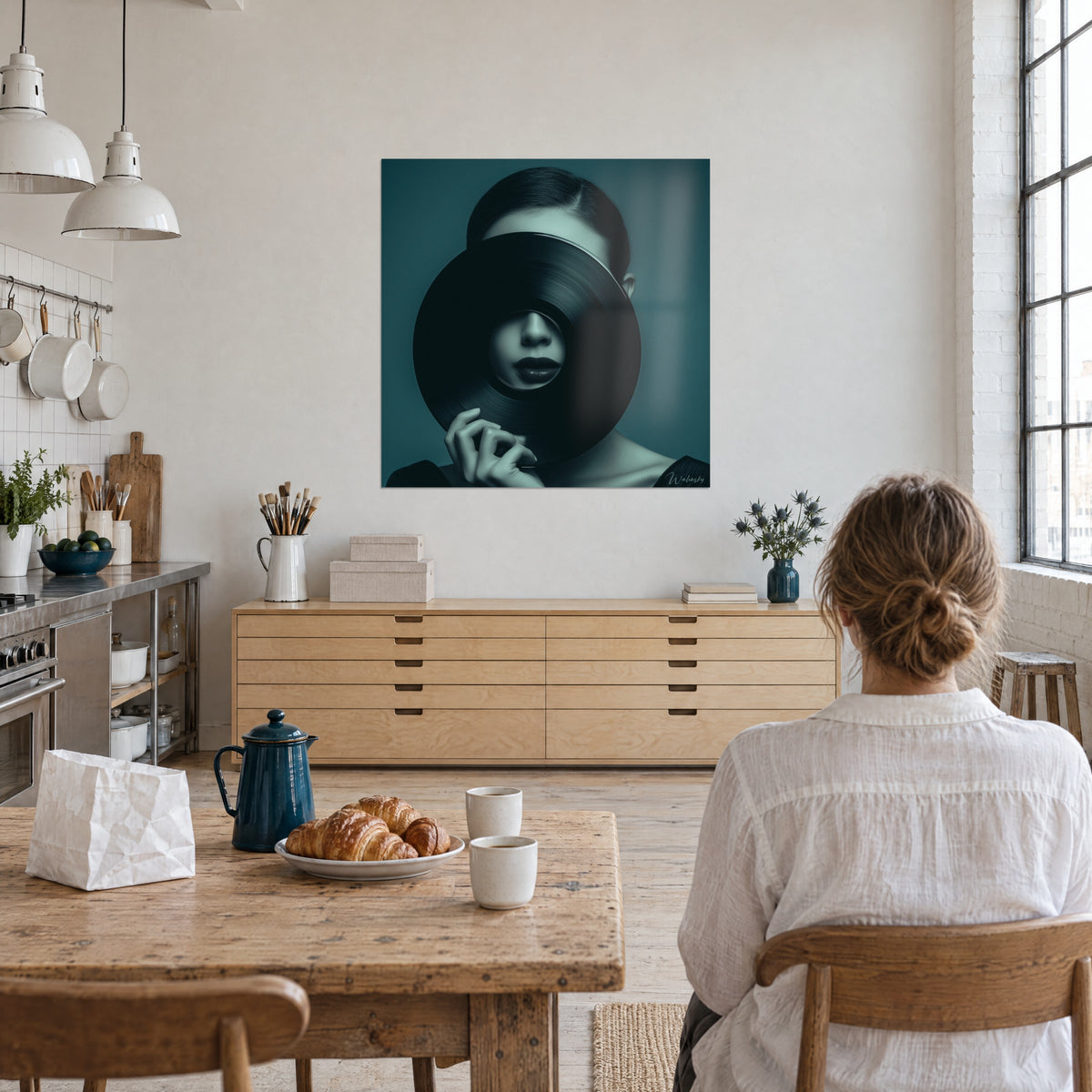 Schilderij Vrouwelijke silhouet gemaskeerd door een zwarte lp, eendenblauwe achtergrond, lichtgroene huid, tegenover een tafel van licht hout in een loft