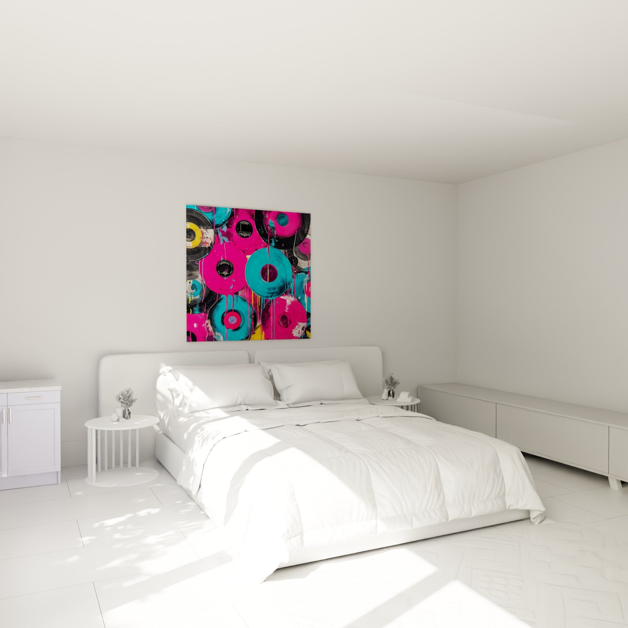 Vinyles roses et turquoise superposés composent ce tableau Musique, au-dessus d'un lit dans une chambre claire