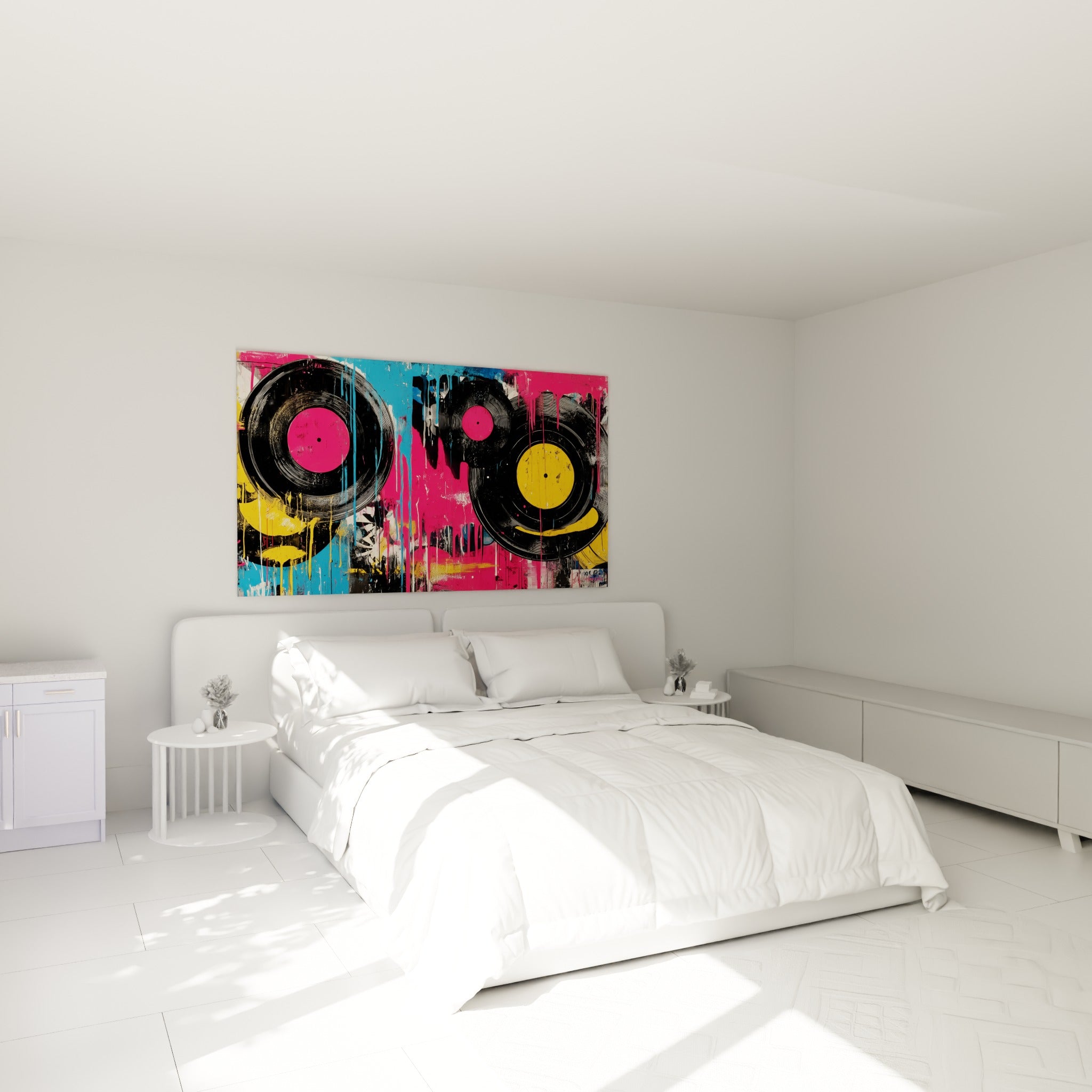 Vinyles graffés en noir, rose et jaune accrochés au-dessus d'un lit dans une chambre claire