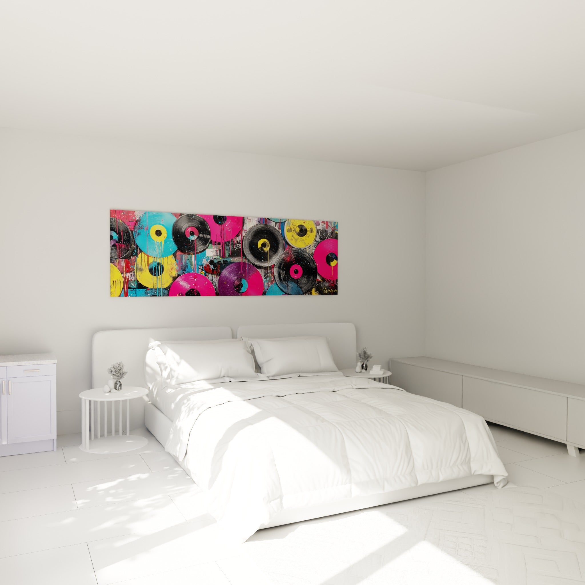 Disques vinyles magenta et turquoise éclaboussés de peinture noire, accrochés au-dessus d'un lit dans une chambre claire.