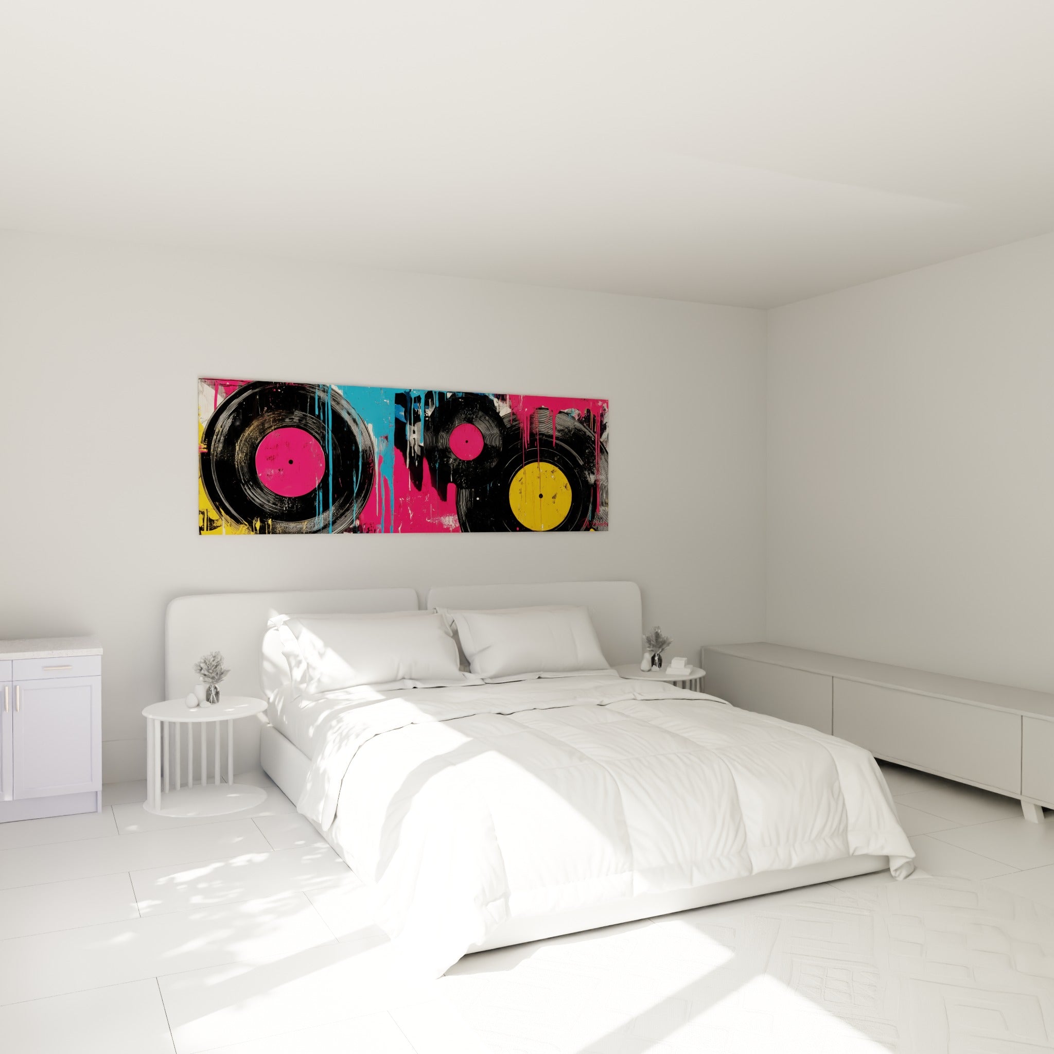 Musique aux disques noirs et rose fuchsia, coulures jaunes, accrochée au-dessus d'un lit dans une chambre claire