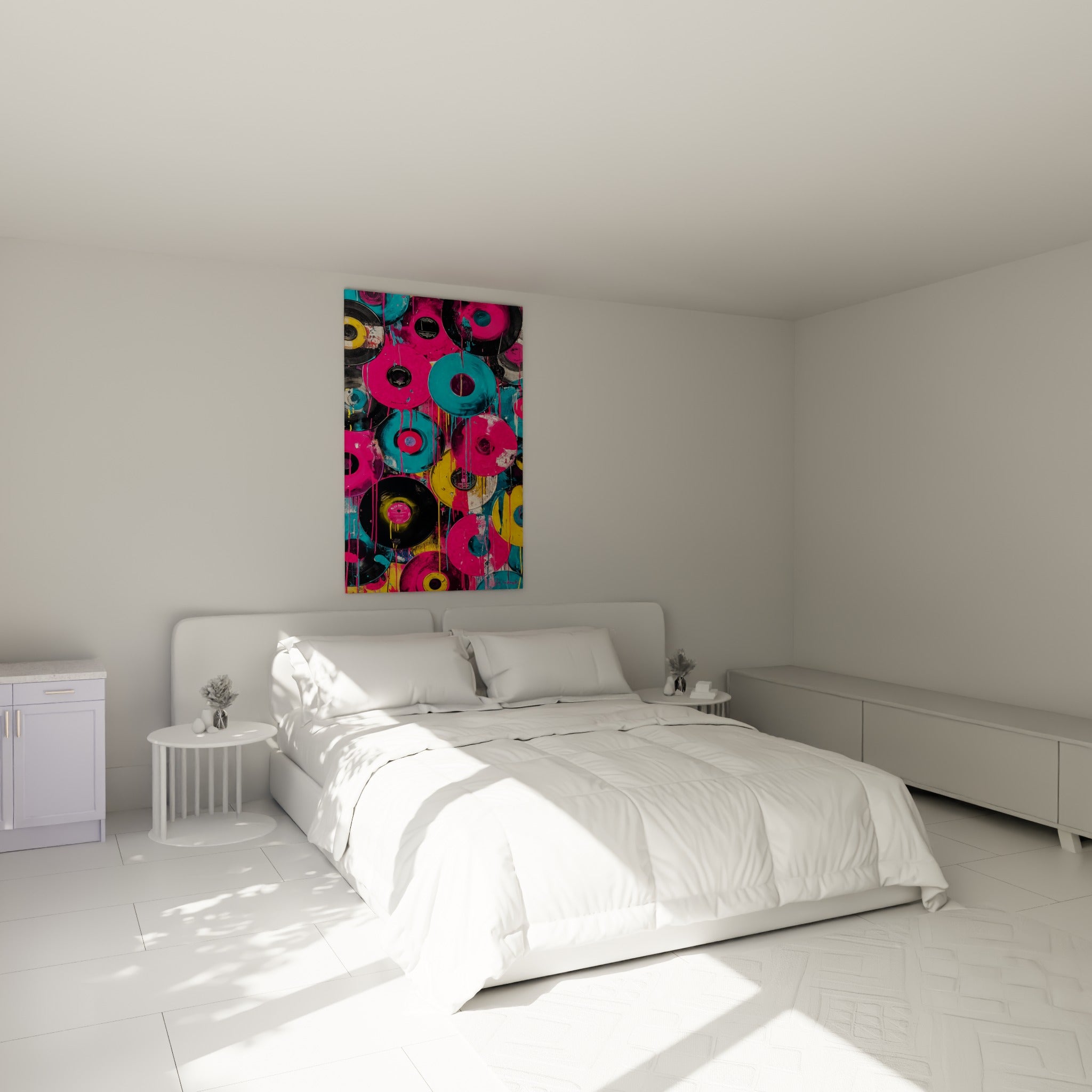 Disques peints en rose vif et turquoise éclaboussés de couleurs, au-dessus d'un lit dans une chambre claire