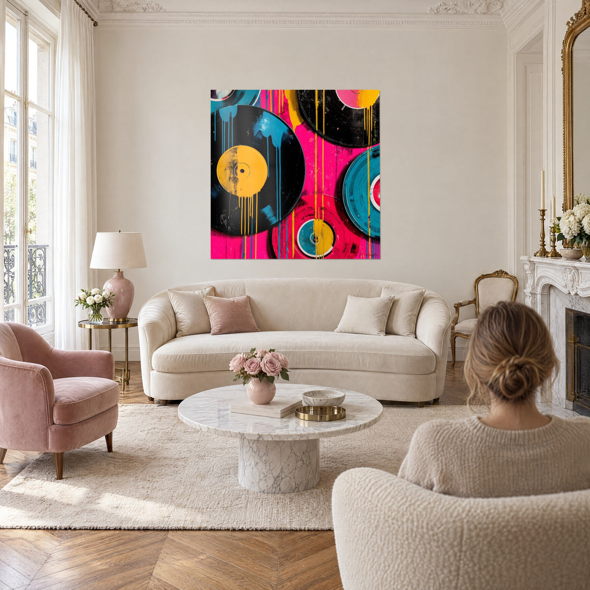 Cuadro de discos de vinilo negros con etiquetas amarillo mostaza, fondo fucsia fluido, sobre un sofá en un salón luminoso