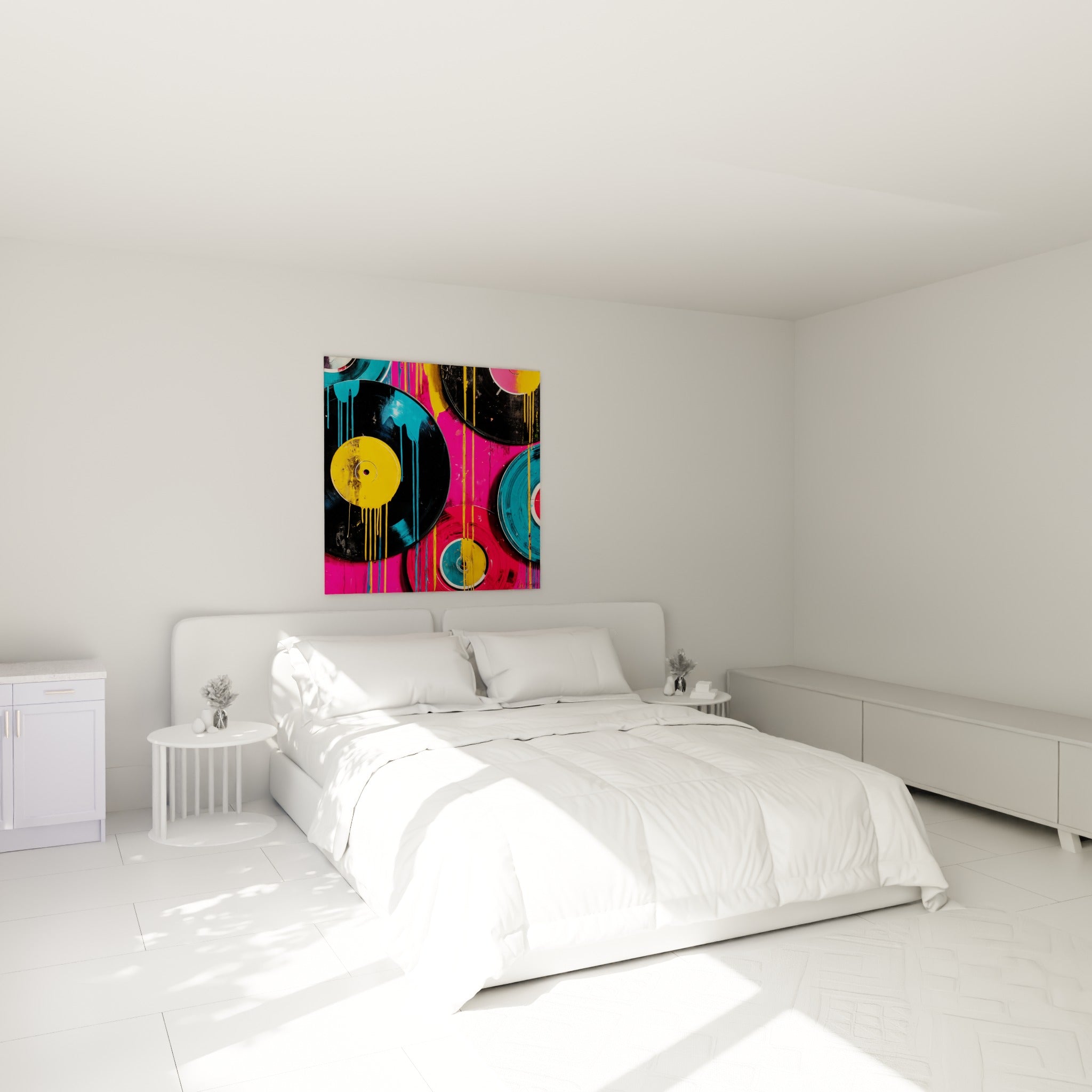 Disques Musique jaune et turquoise aux coulures vives, accrochés au-dessus d'un lit dans une chambre claire