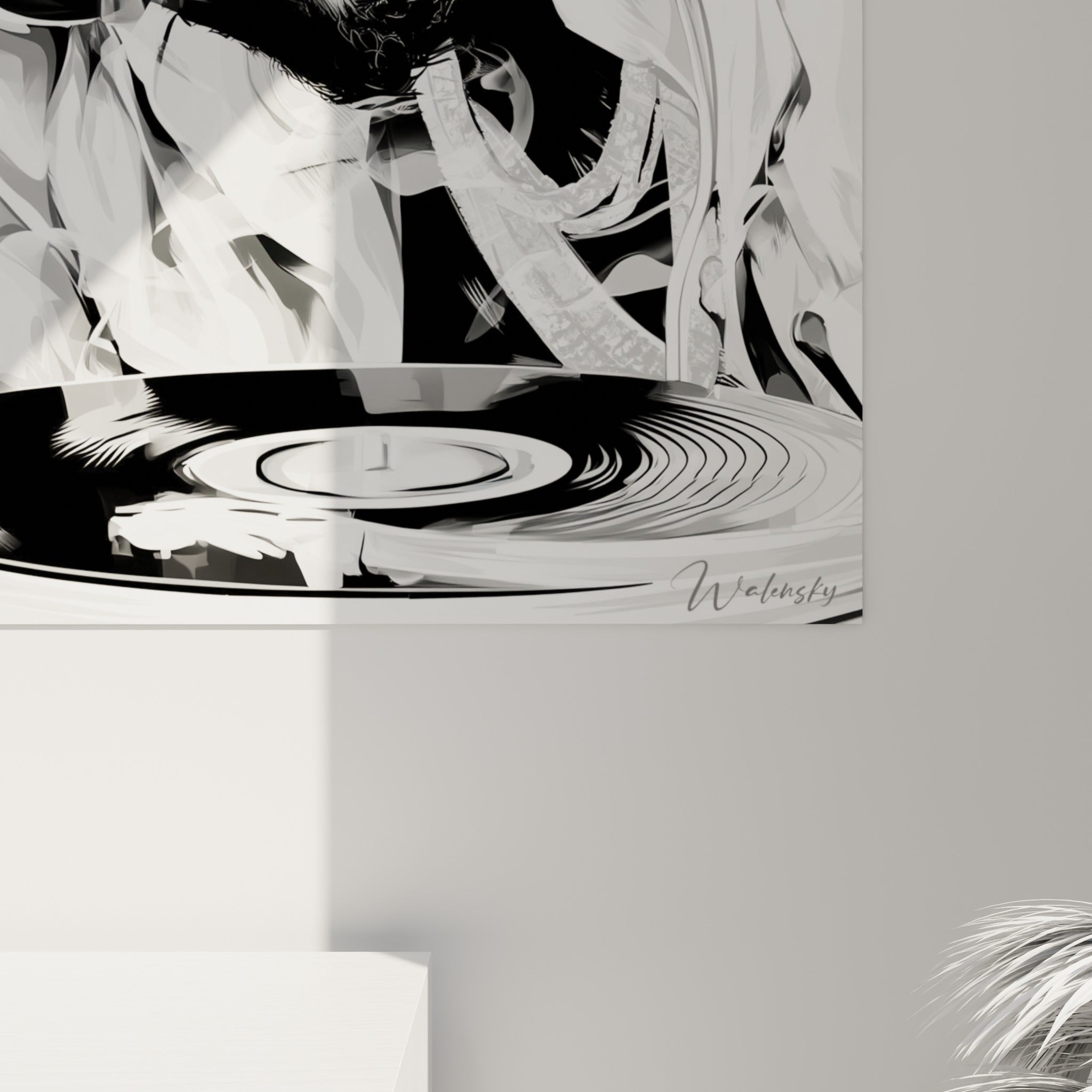 Reflets du vinyle noir et traits gris sculptés du visage, avec grain d'impression visible en angle rapproché