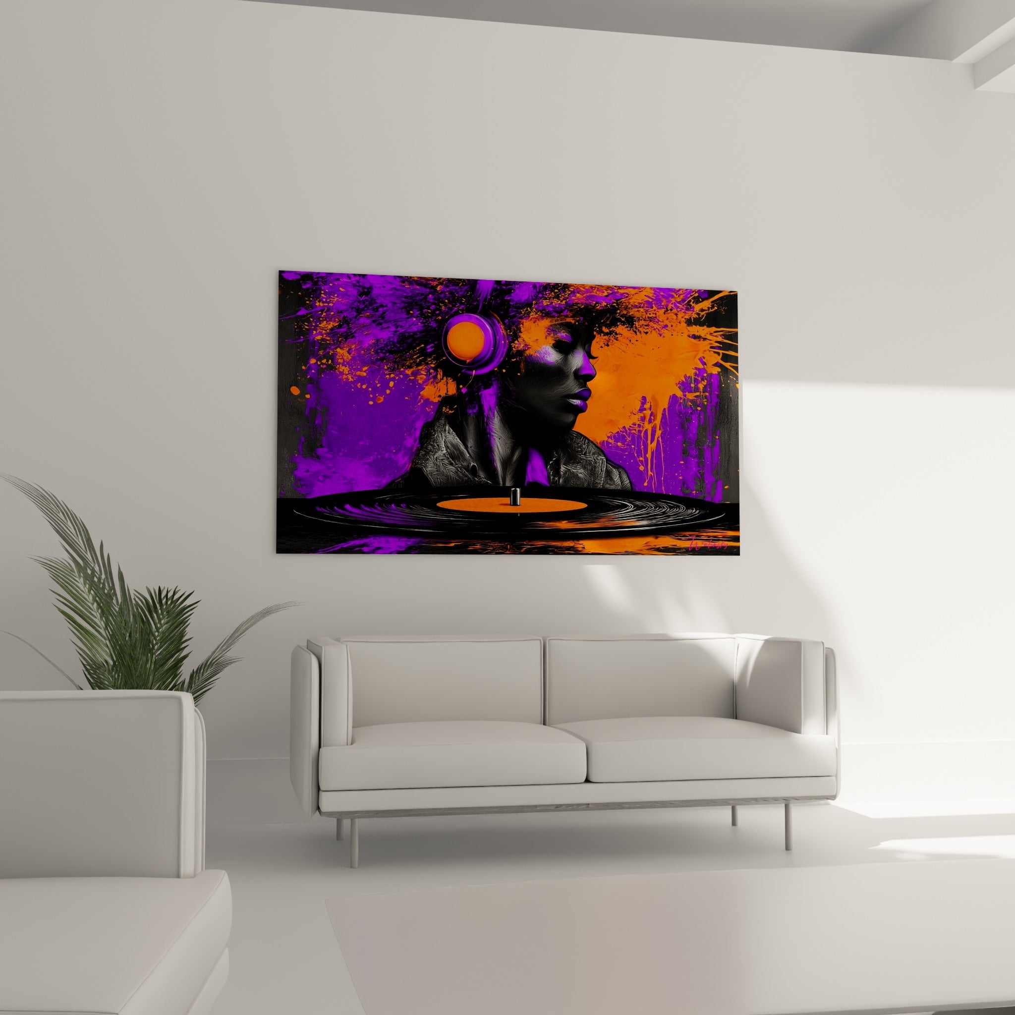 Vinyle noir et visage anthracite se détachant sur fond orange et violet, au-dessus d'un canapé dans un salon lumineux