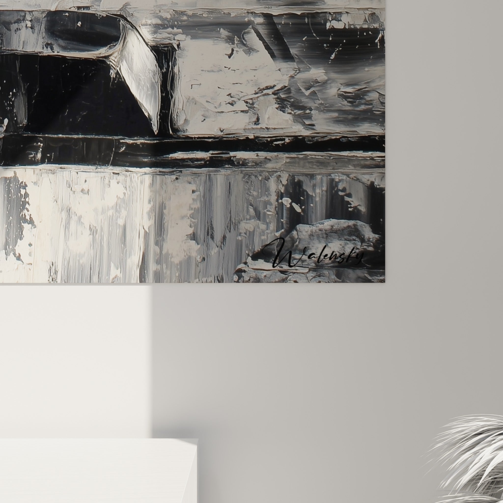 Matière épaisse du piano noir et blanc crème, empâtements et stries visibles de près sur la toile