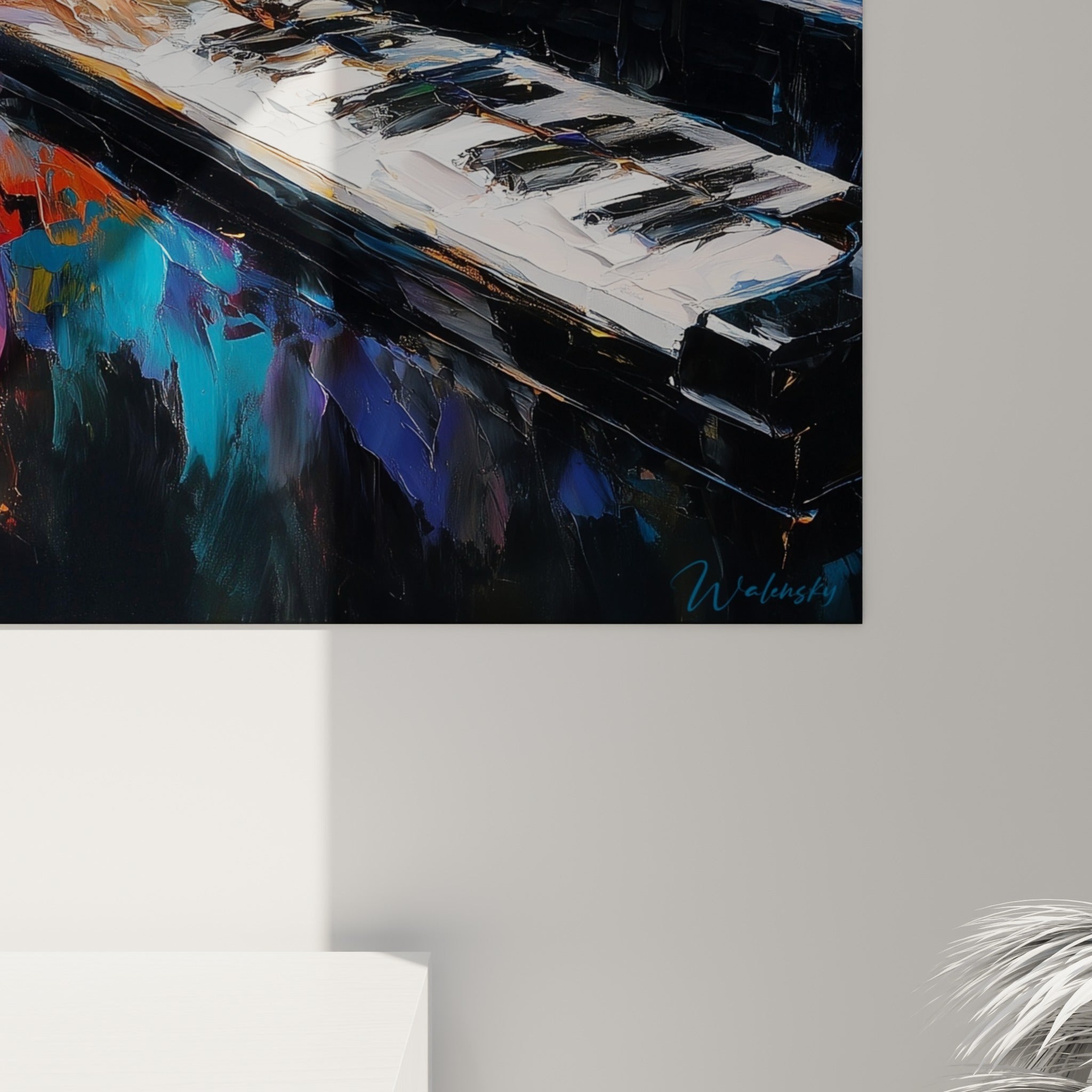 Empâtements dorés et coulures turquoise se rejoignant sur la caisse du piano, matière épaisse du tableau musique accrochée au mur
