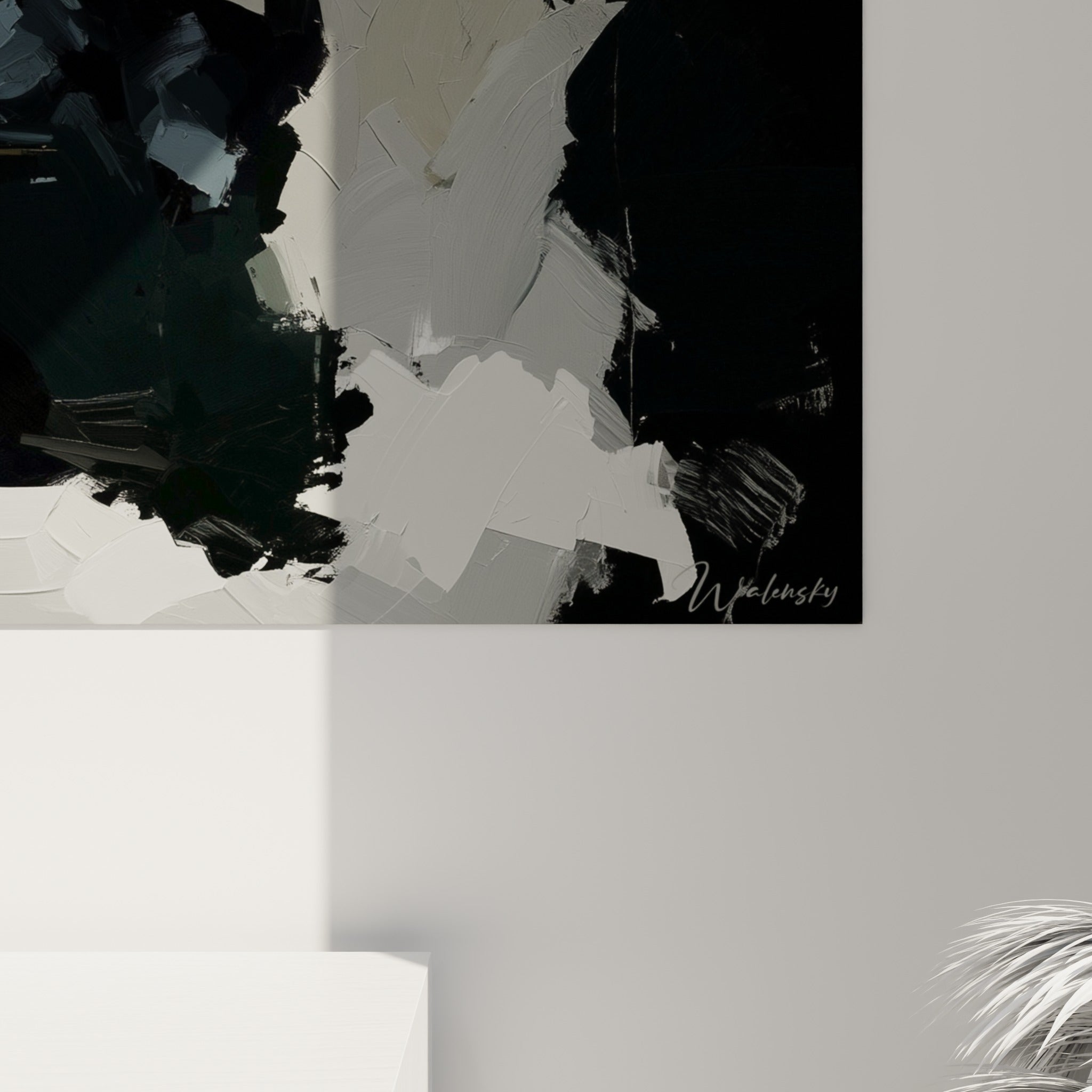Empâtements épais mêlant gris perle et touches jaunes, matière du pinceau visible en gros plan sur la toile