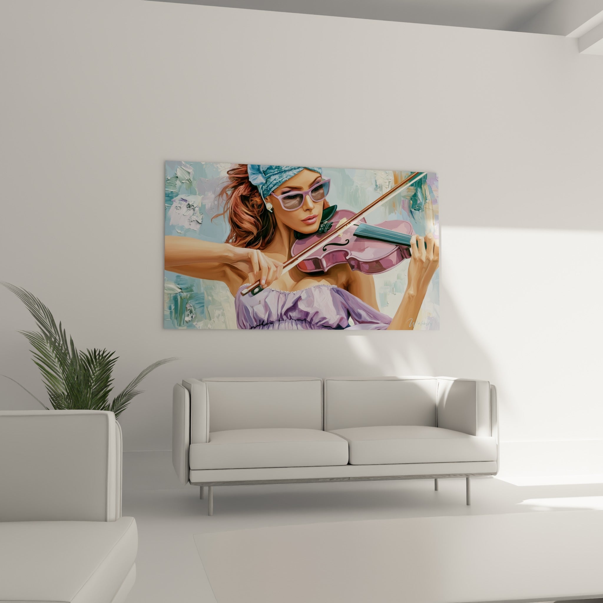 Musicienne en mauve et rose jouant du violon au-dessus d'un canapé dans un salon lumineux