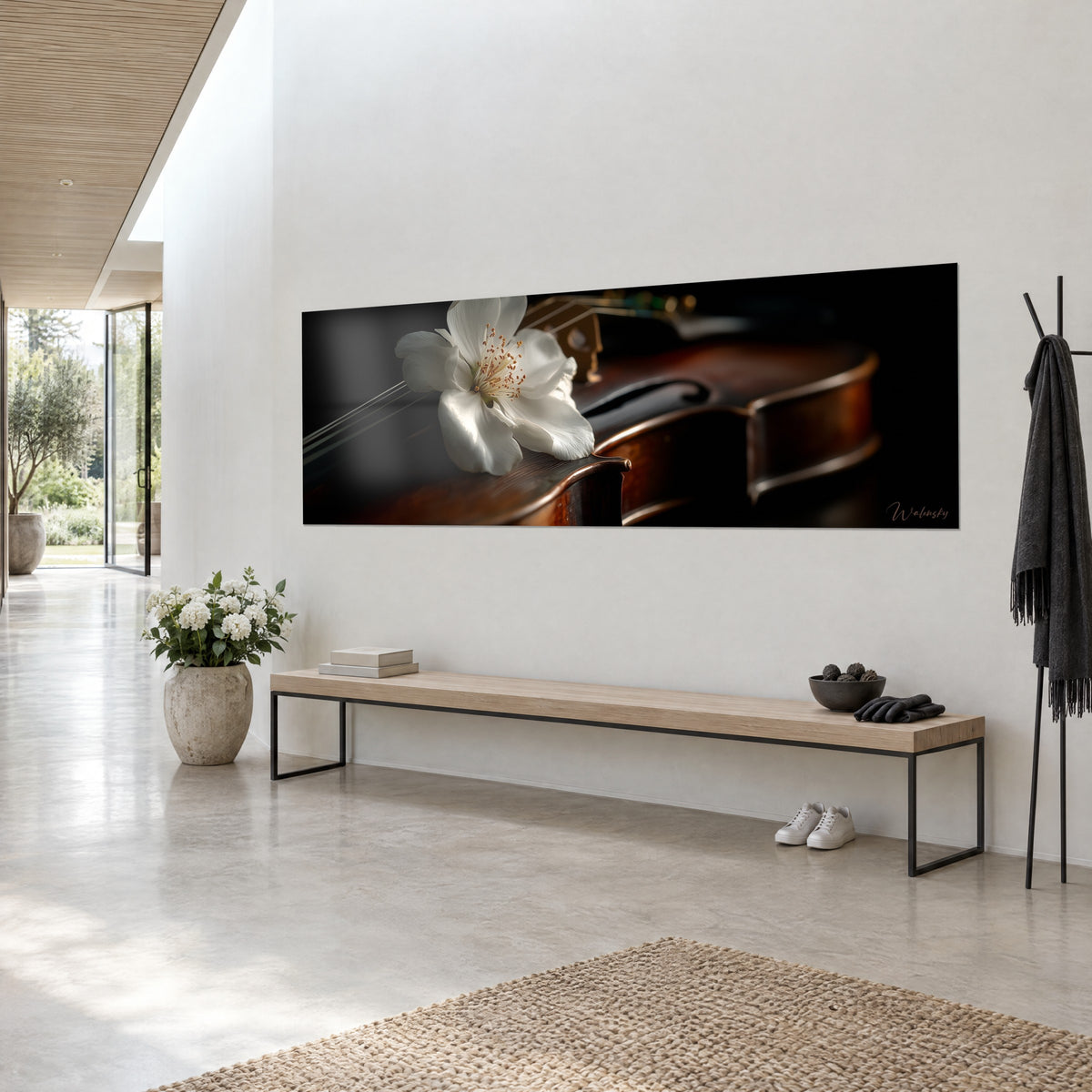 Tableau panoramique fleur d'ivoire sur la table d'un violon cuivré, cordes en fuite, fond noir, en vue de trois-quarts sur un mur blanc