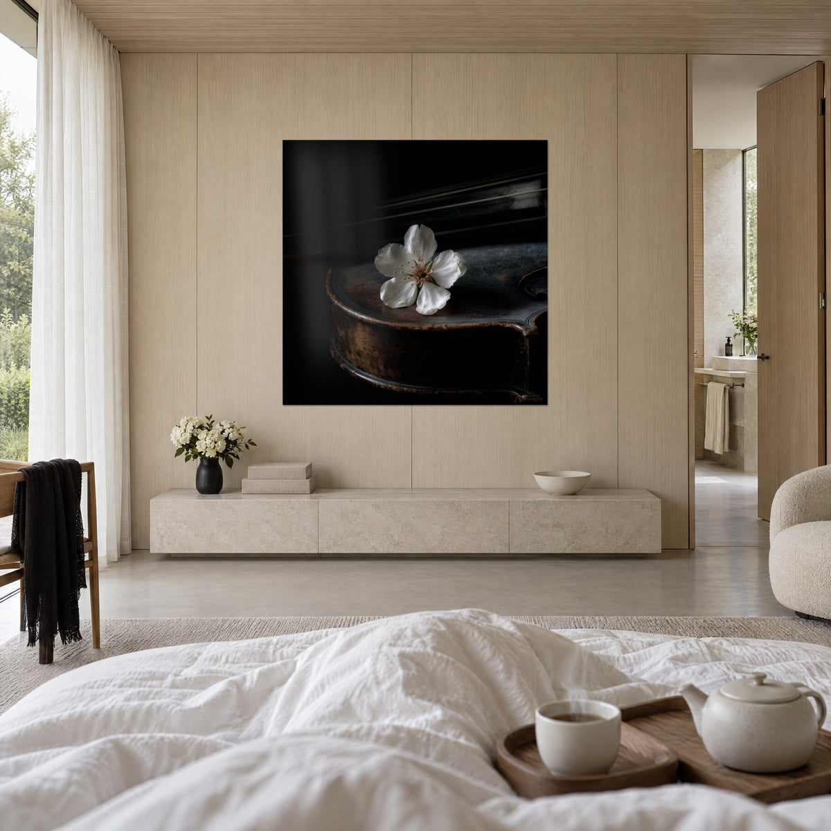 Tableau corolle blanche à cinq pétales sur un instrument à cordes bruni, fond noir, au-dessus d'un lit dans une chambre claire