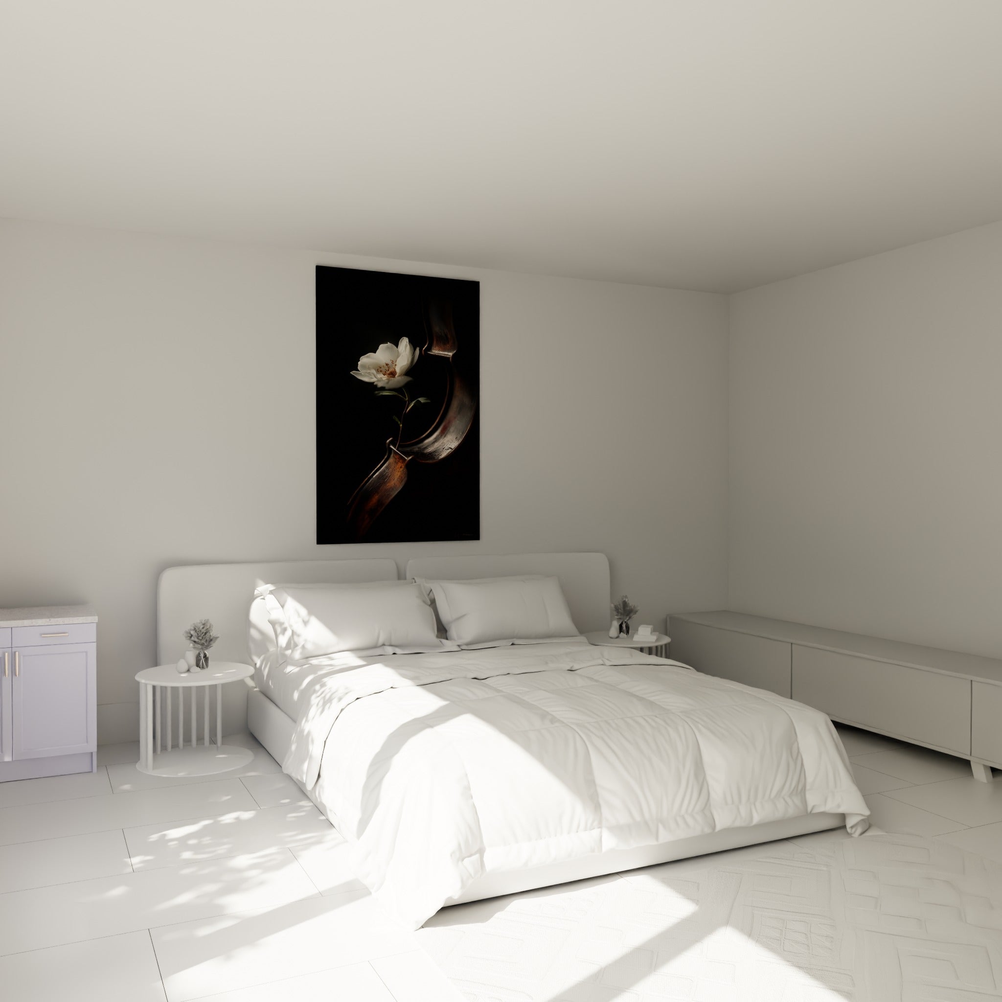 Musique fleur blanche et bois cuivré au-dessus d'un lit dans une chambre claire