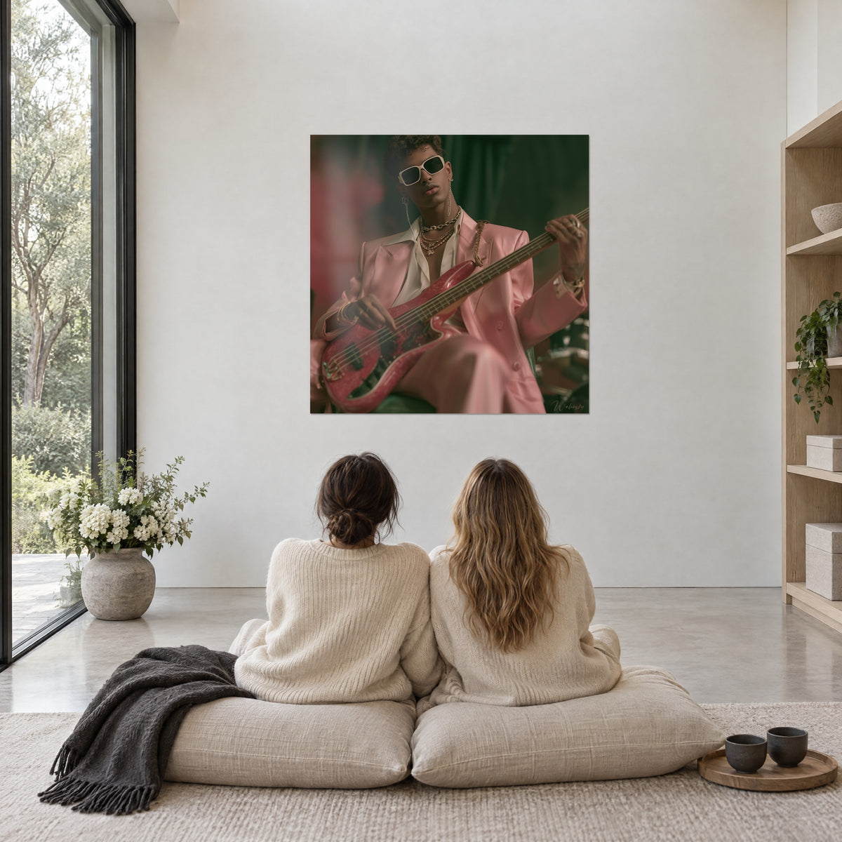 Schilderij van een kunstenaar in een roze pak met een parelmoerachtige rode bas, gouden sieraden, groene sfeer, grote witte muur tegenover twee vriendinnen