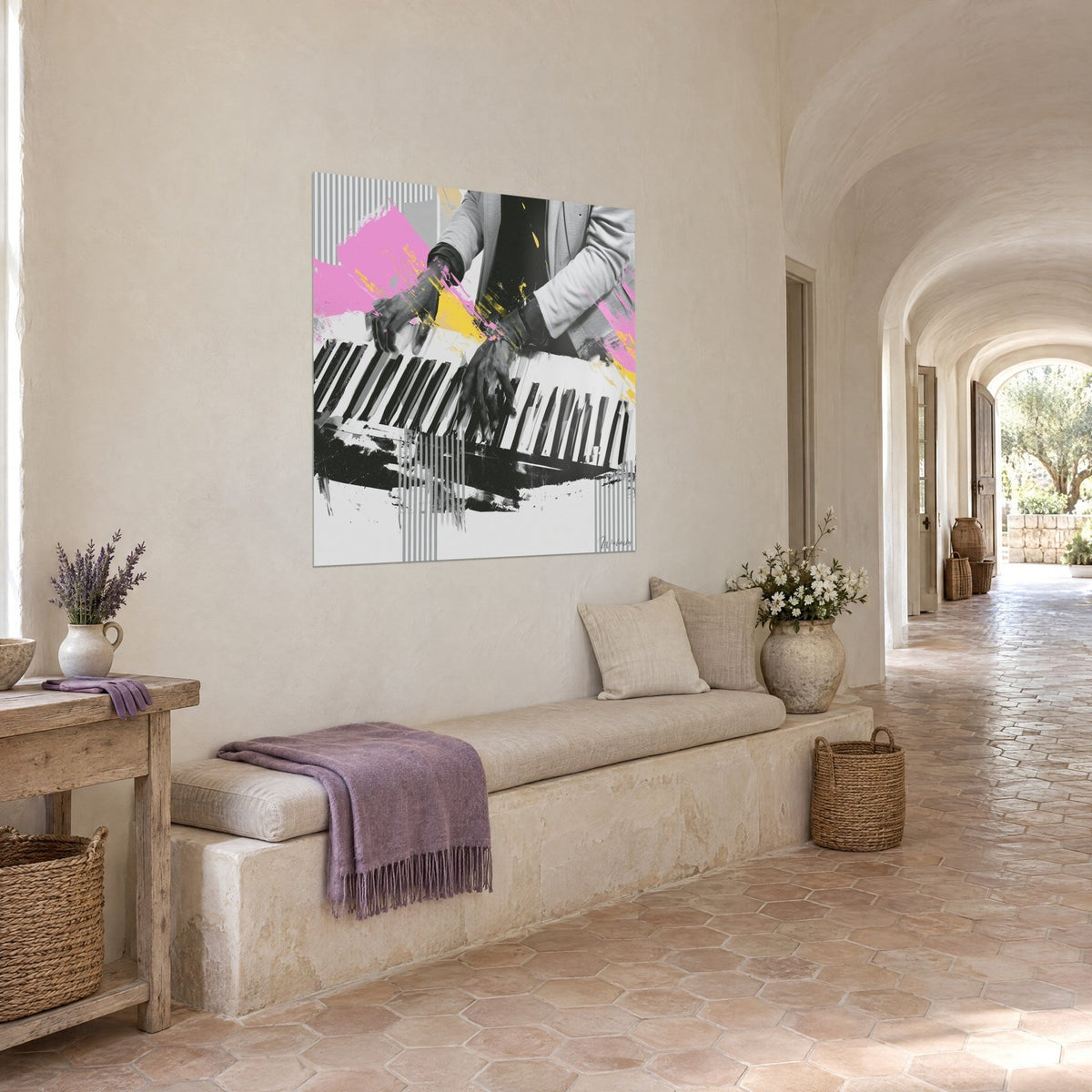 Tableau touches noires et blanches effacées par un grand coup de pinceau rose, accroché dans un couloir voûté du mas