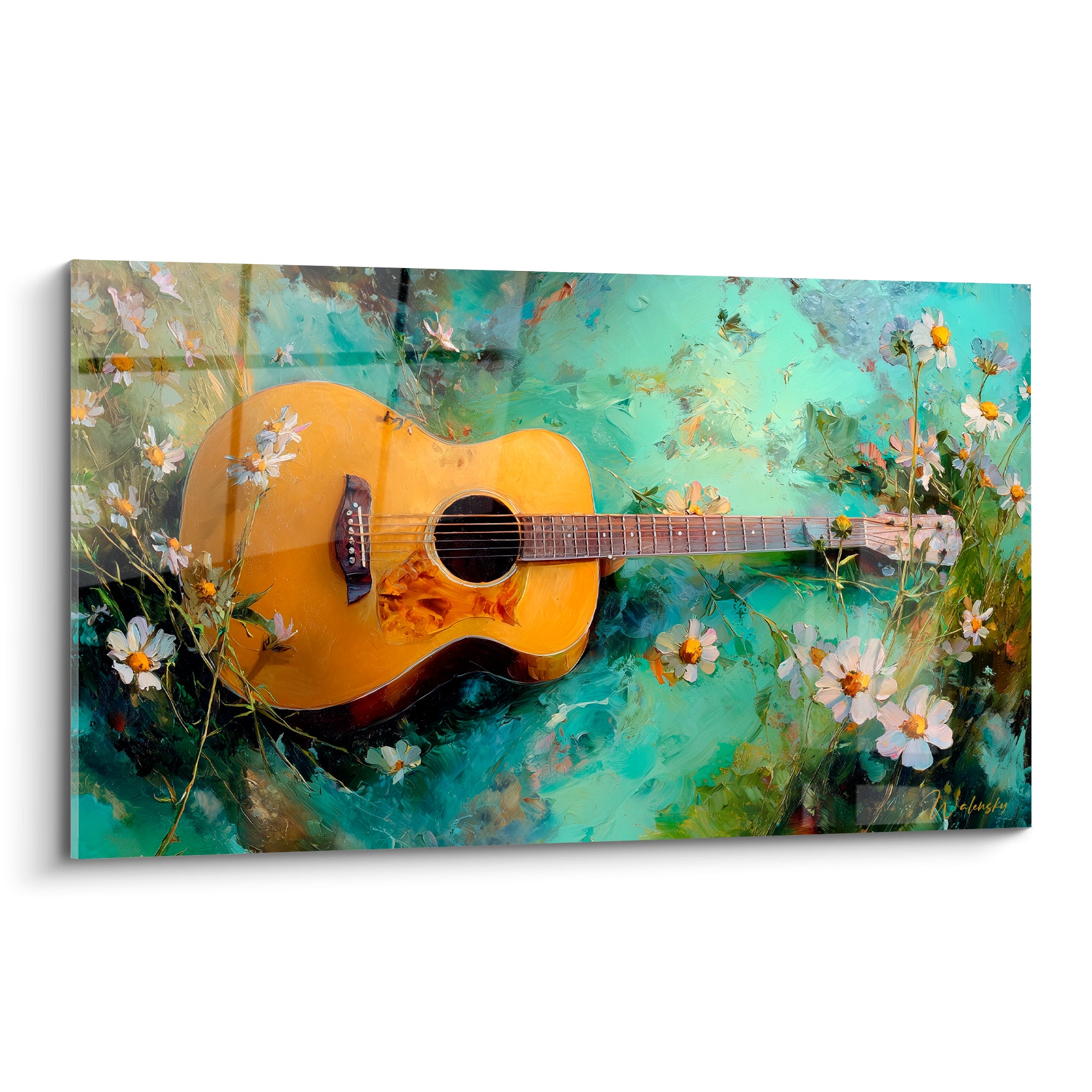 Guitare ambrée posée parmi des marguerites blanches sur fond turquoise et vert émeraude peint