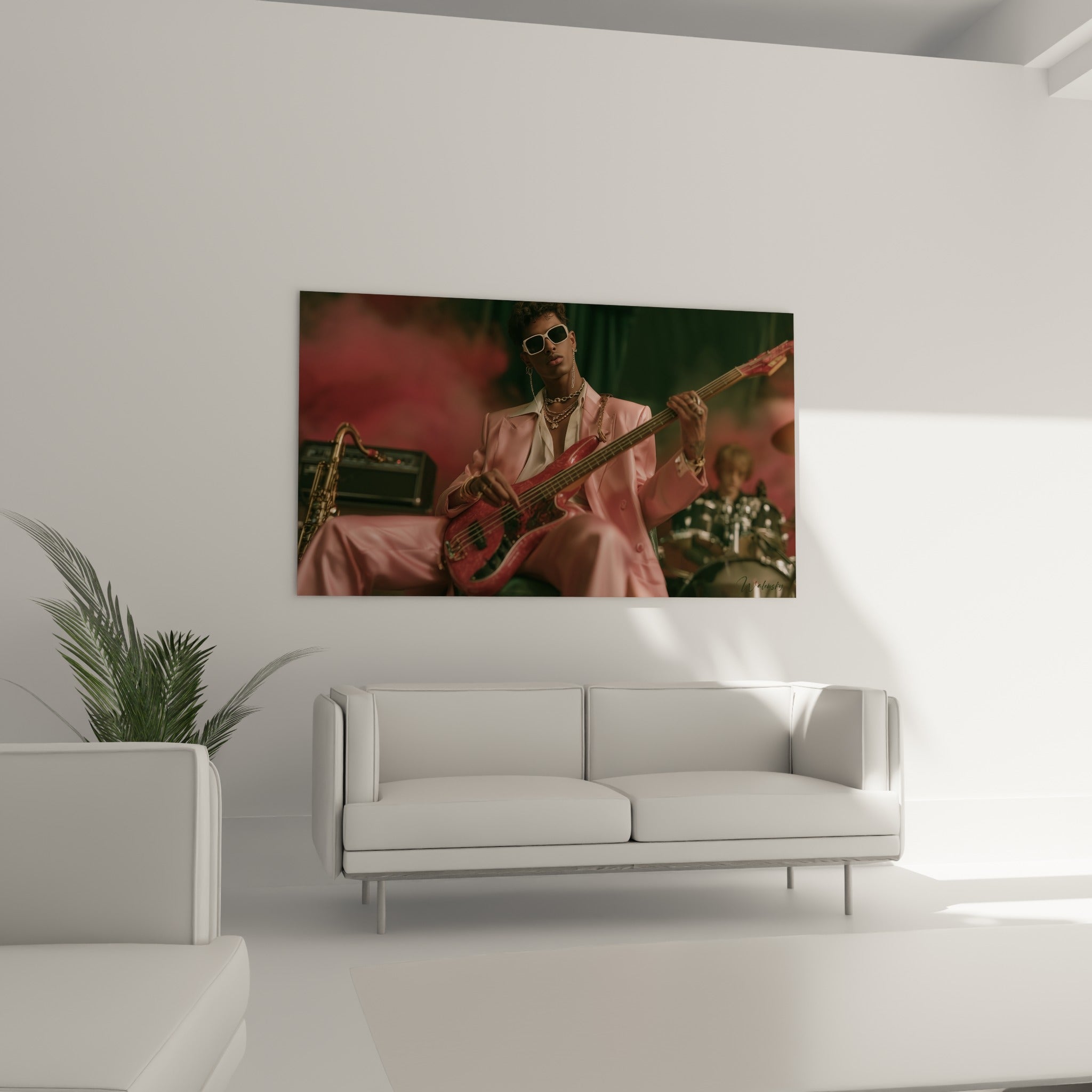 Guitariste en tenue rose et bijoux dorés, guitare bordeaux, installé au-dessus d'un canapé dans un salon lumineux