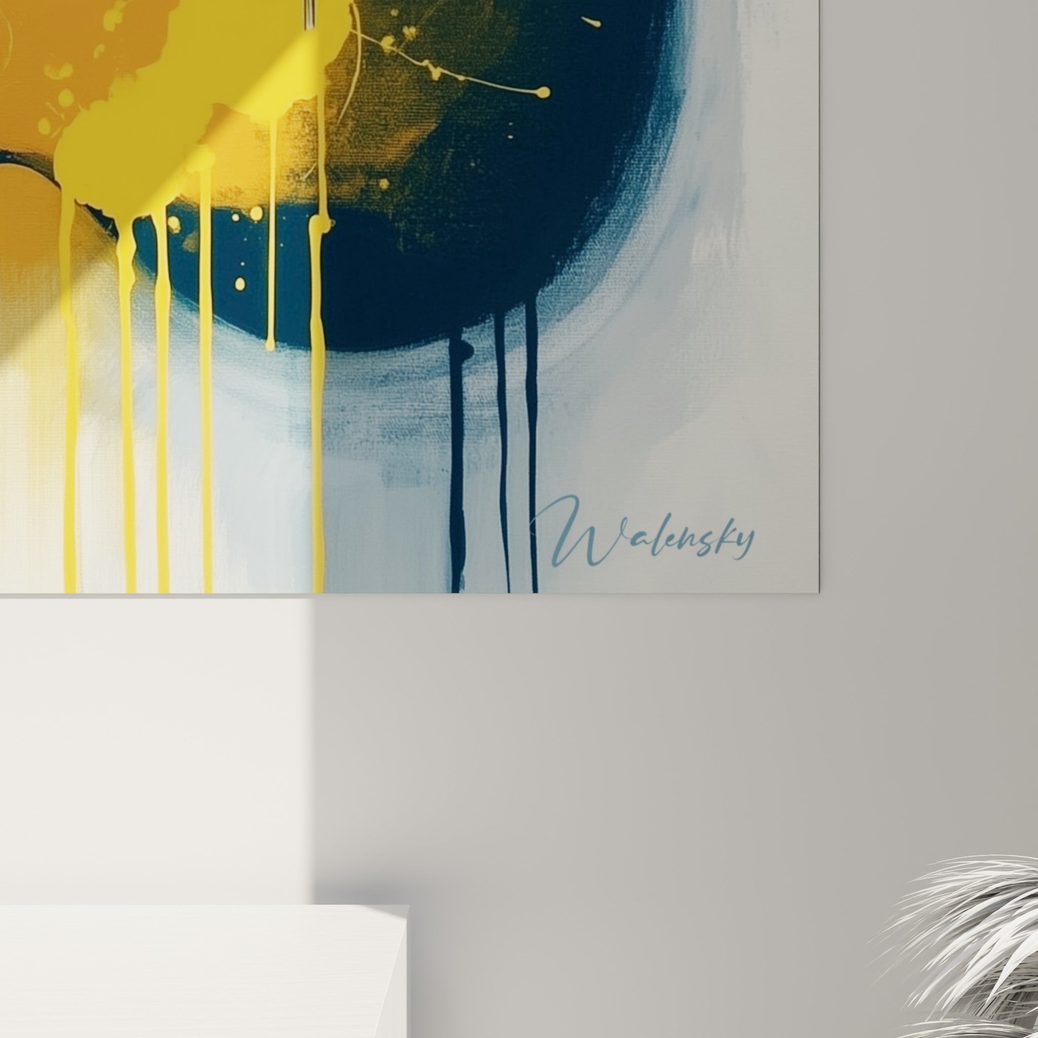 Coulures de peinture jaune safran ruisselant sur fond bleu marine, matière épaisse et grain visible de l'impression