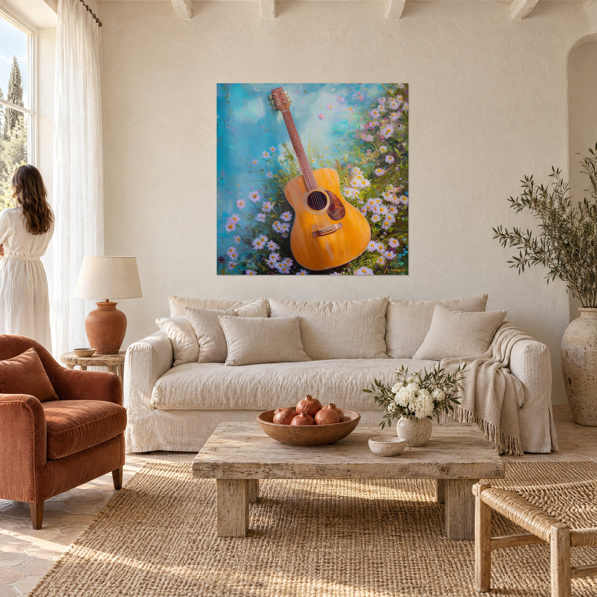 Schilderij Honingkleurige folkgitaar op een tapijt van madeliefjes, turquoise achtergrond, boven een bank in een lichte woonkamer