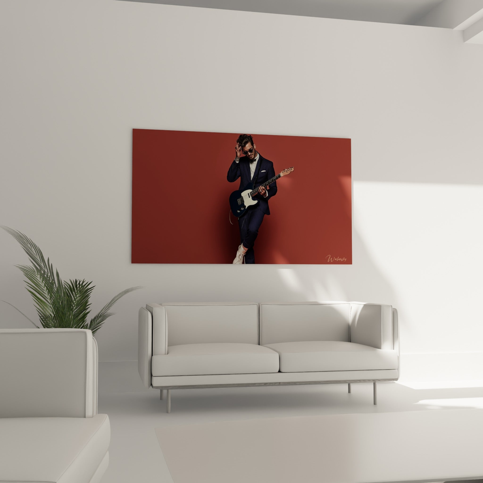 Guitariste au costume rayé bleu marine et fond rouge brique, au-dessus d'un canapé dans un salon lumineux