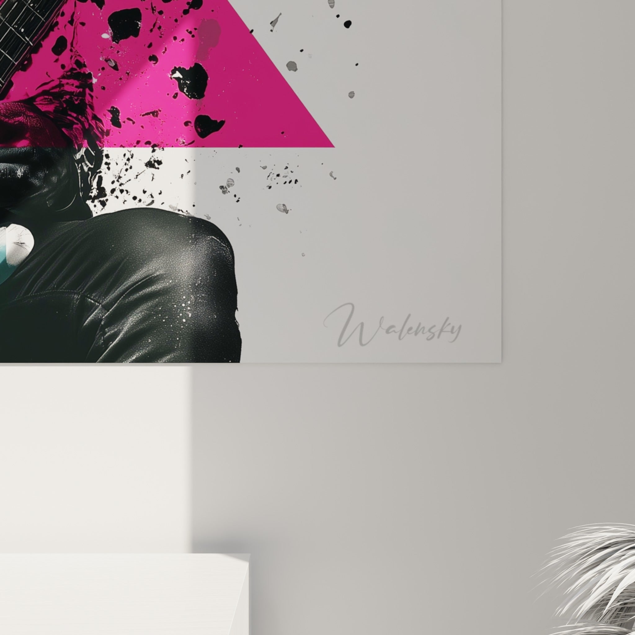 Détail du manche de guitare et des éclaboussures noires sur fond rose fuchsia et jaune moutarde texturé