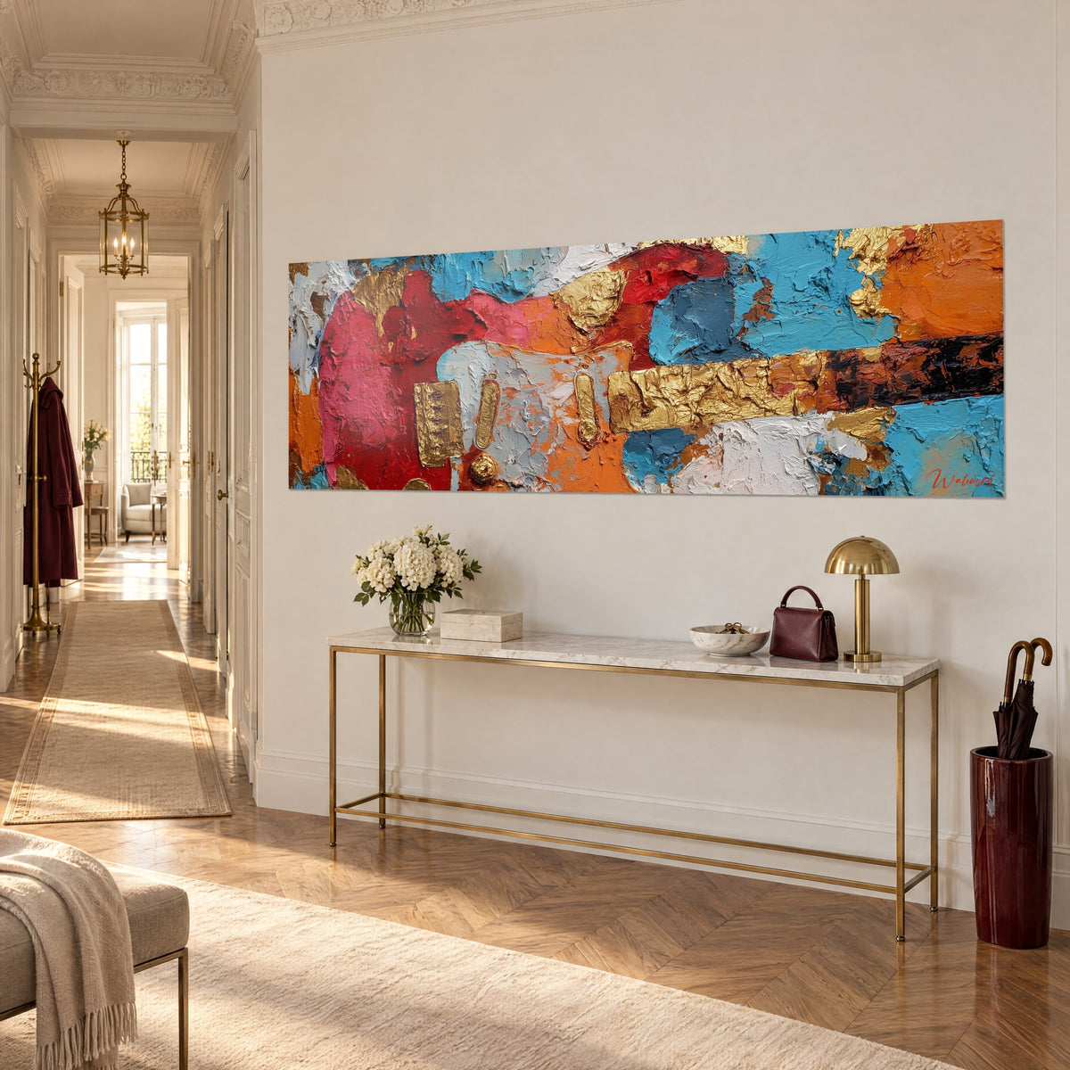 Tableau corps de guitare éclaté en aplats orange et bleu pétrole, manche doré en relief, sur une console en laiton, vue de trois-quarts
