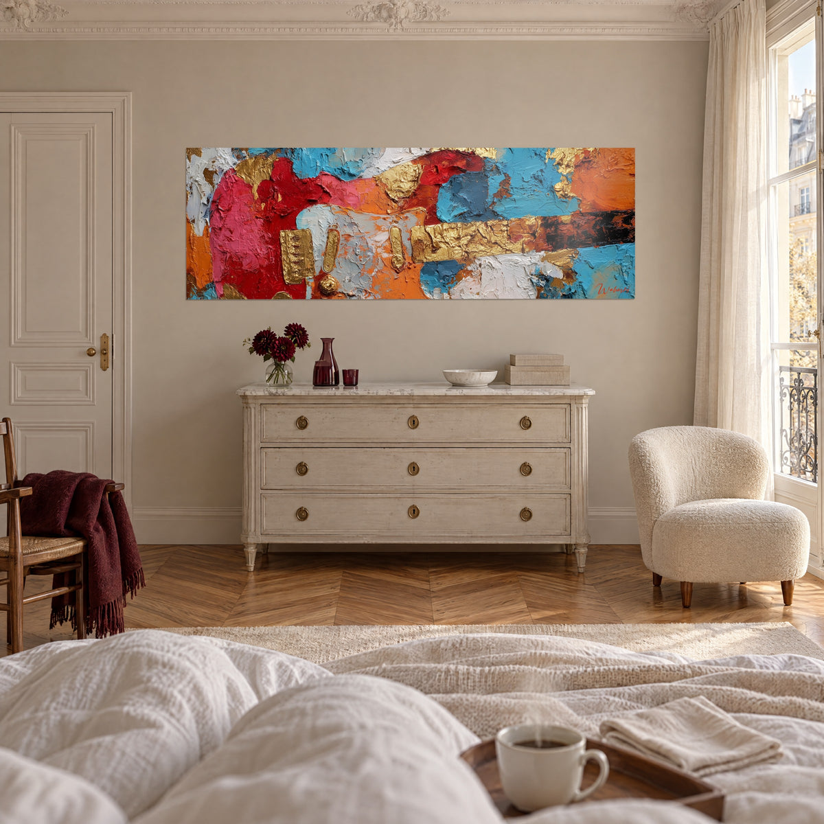 Tableau instrument de musique carmin et orange, micros et feuille d'or texturés, au-dessus d'un lit dans une chambre claire