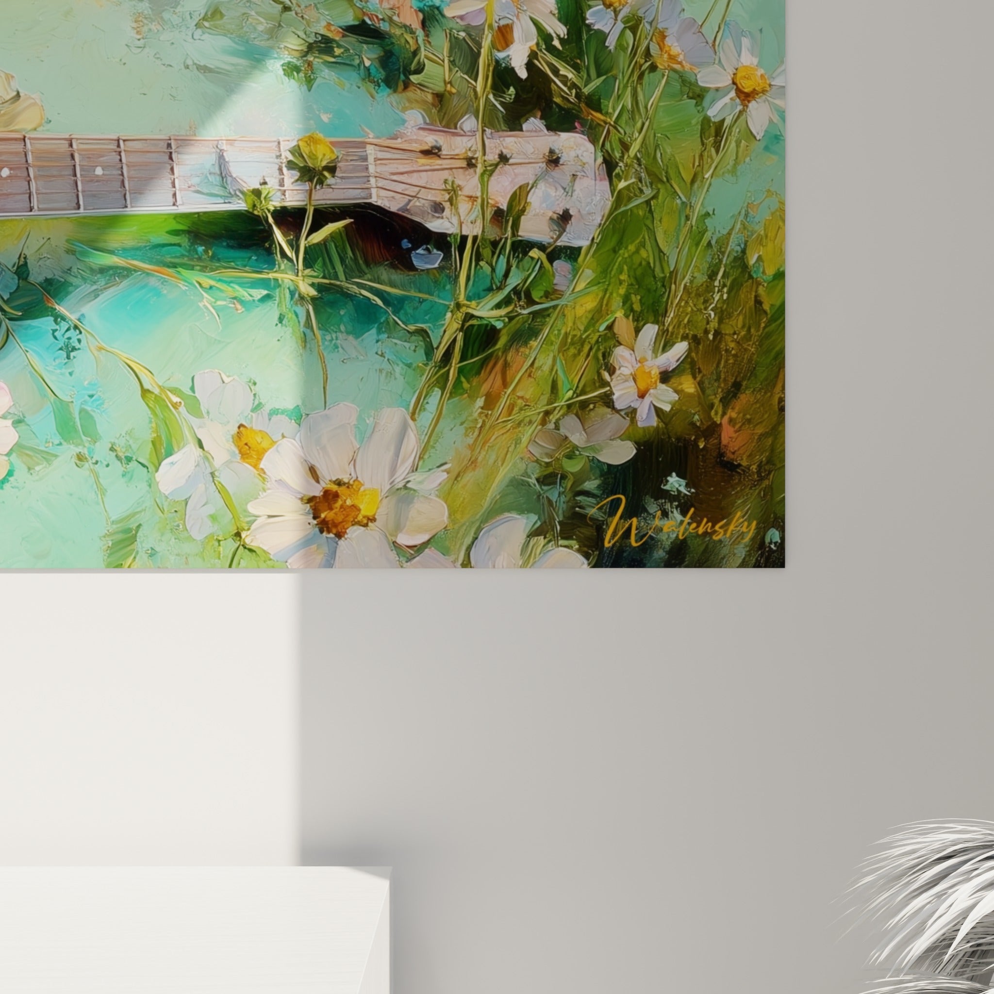 Empâtements dorés et coulures vertes visibles de près sur le corps de la guitare et les pétales blancs
