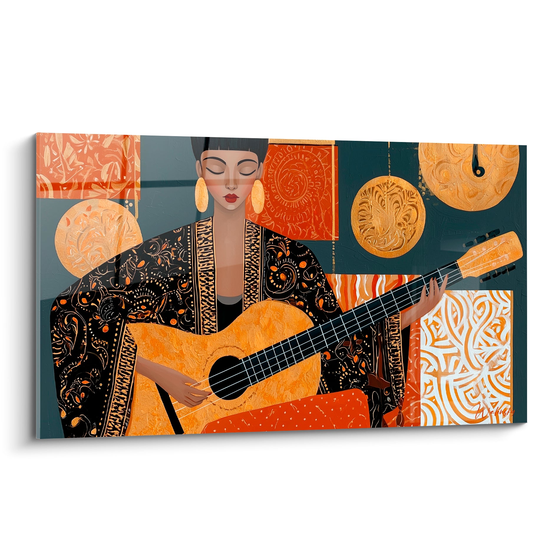 Guitariste aux yeux clos vêtue de noir et doré, jouant devant un fond anthracite orné de médaillons ocre