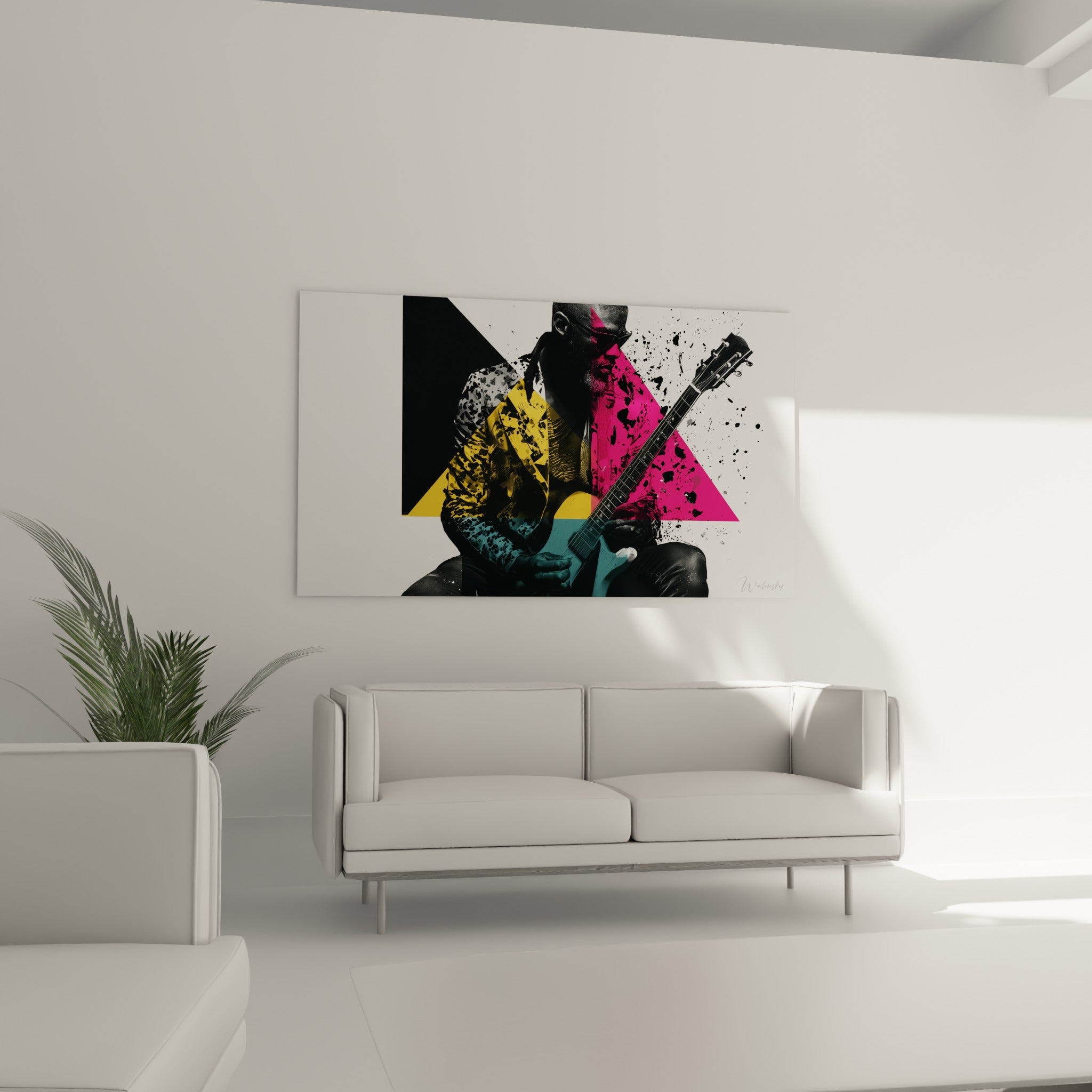 Portrait de guitariste noir et blanc rehaussé de rose et jaune, au-dessus d'un canapé dans un salon lumineux